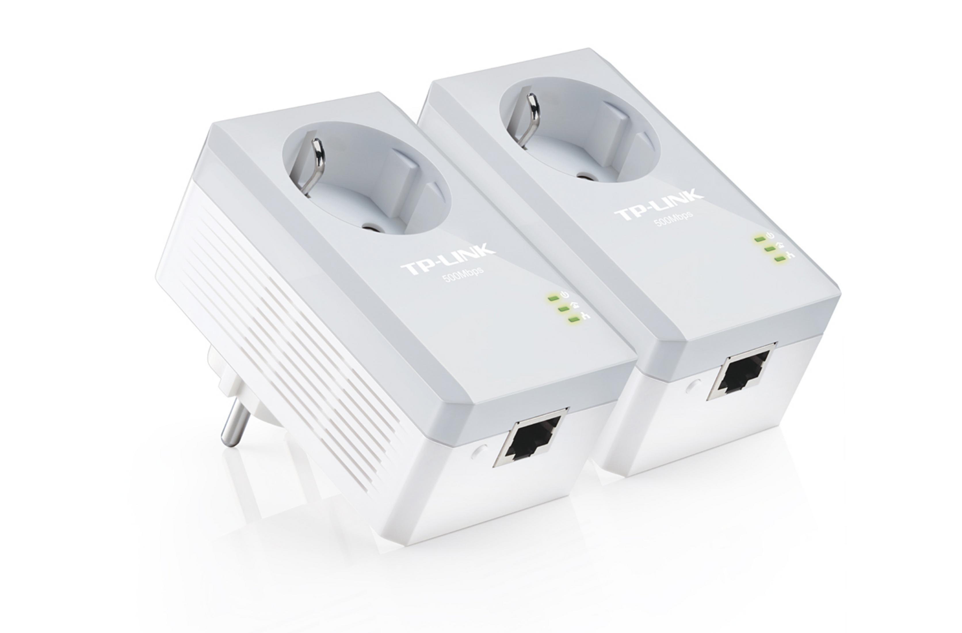 Zwei weiße TP-Link-Netzwerkadapter mit Stecker. Sie haben zwei Ethernet-Anschlüsse und Lichter.