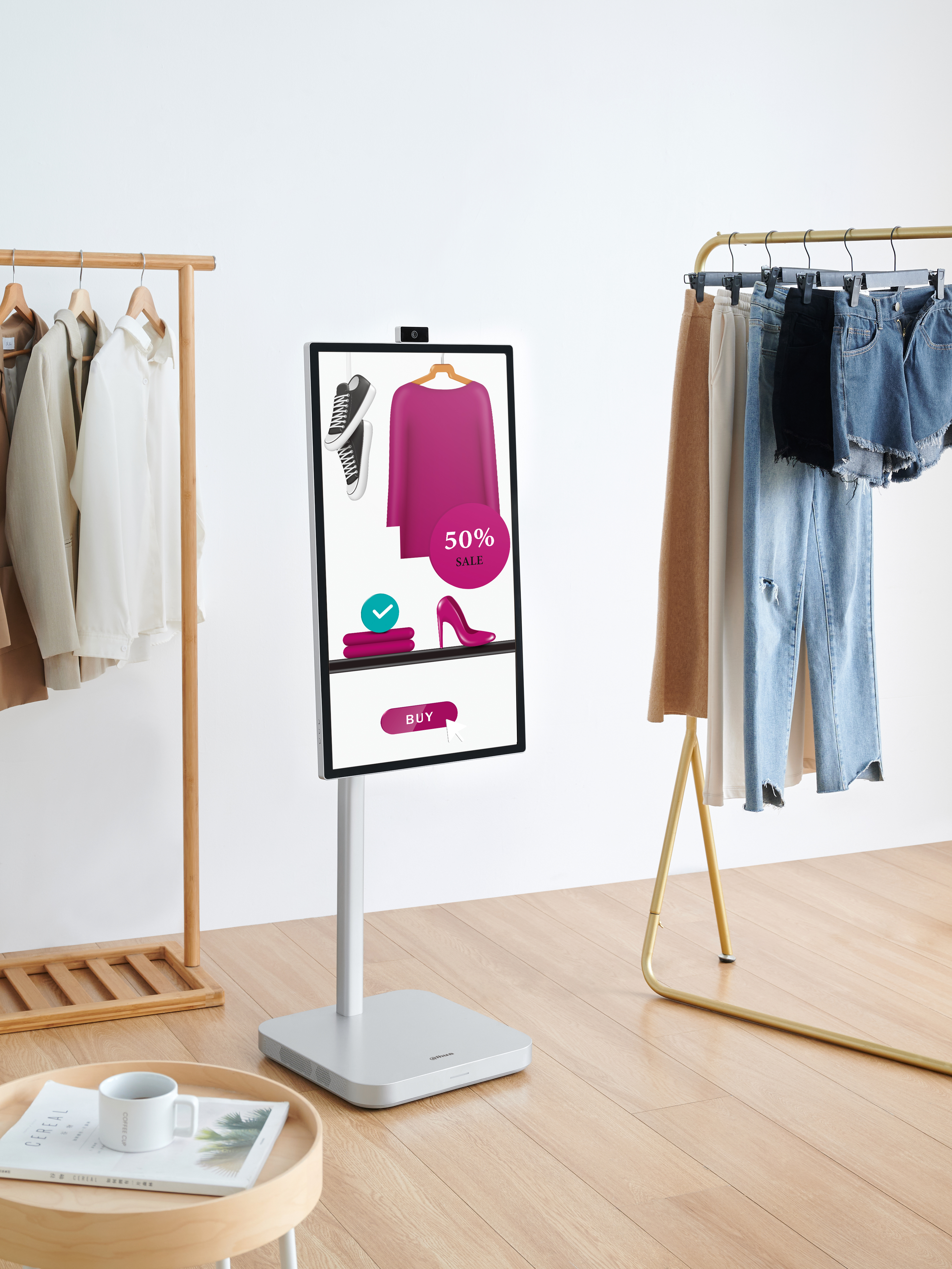 Inteligentny wyświetlacz lustrzany z reklamą wyprzedaży odzieży. Wieszaki na ubrania i drewniana podłoga.