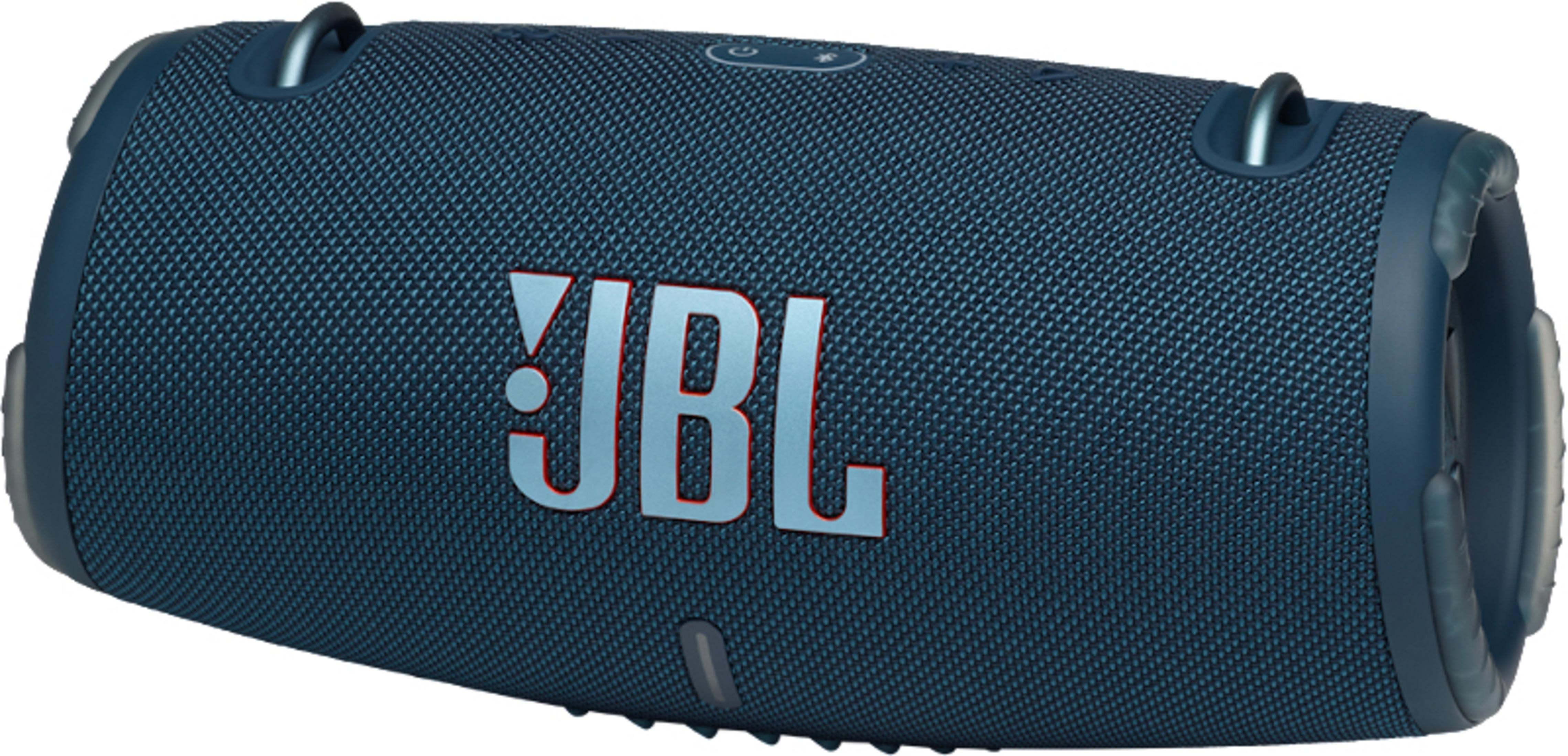 Blauer JBL-Lautsprecher mit JBL-Logo. Der Lautsprecher ist zylindrisch mit Netzstruktur. Weißer Hintergrund.
