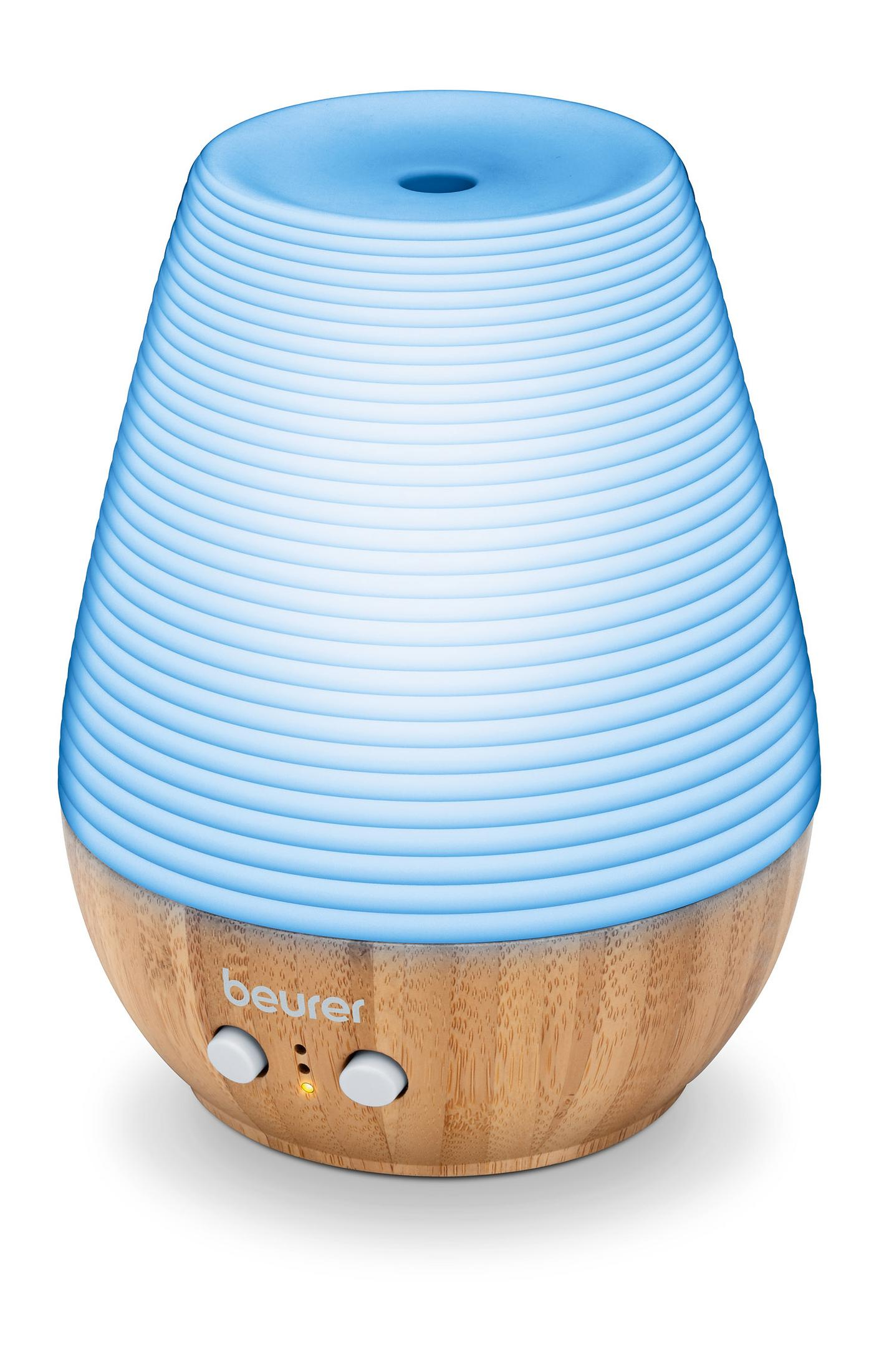 Ein Holz- und Weiß-Luftdiffusor mit blauem Licht, das von oben emittiert wird.