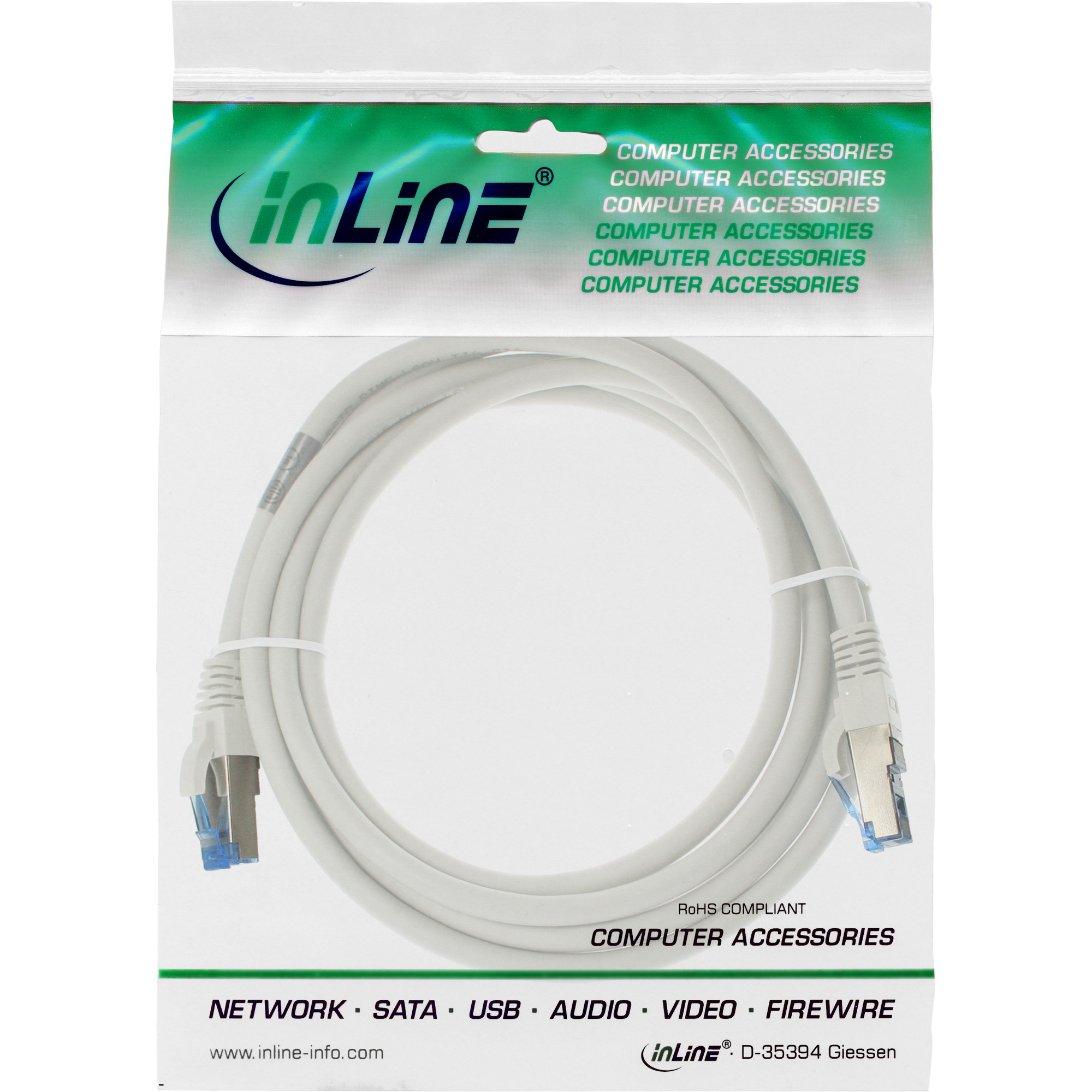 Un câble réseau blanc dans un sac en plastique étiqueté avec le logo inLine et des accessoires informatiques.