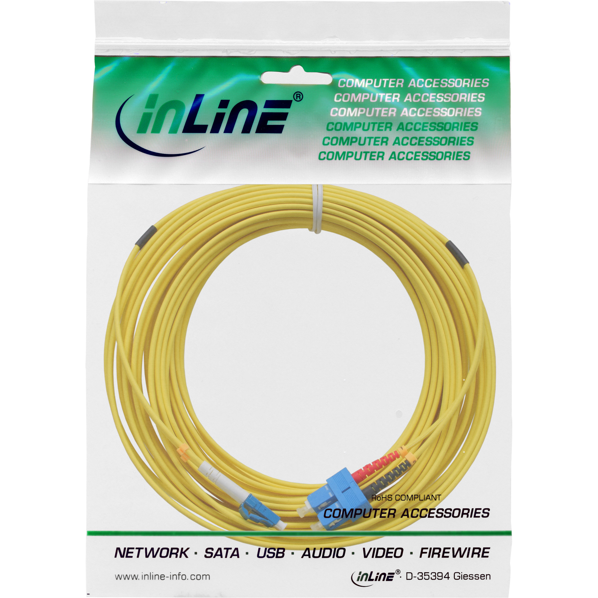 Gelbes, aufgerolltes Kabel mit Steckern in einer transparenten Plastiktüte.