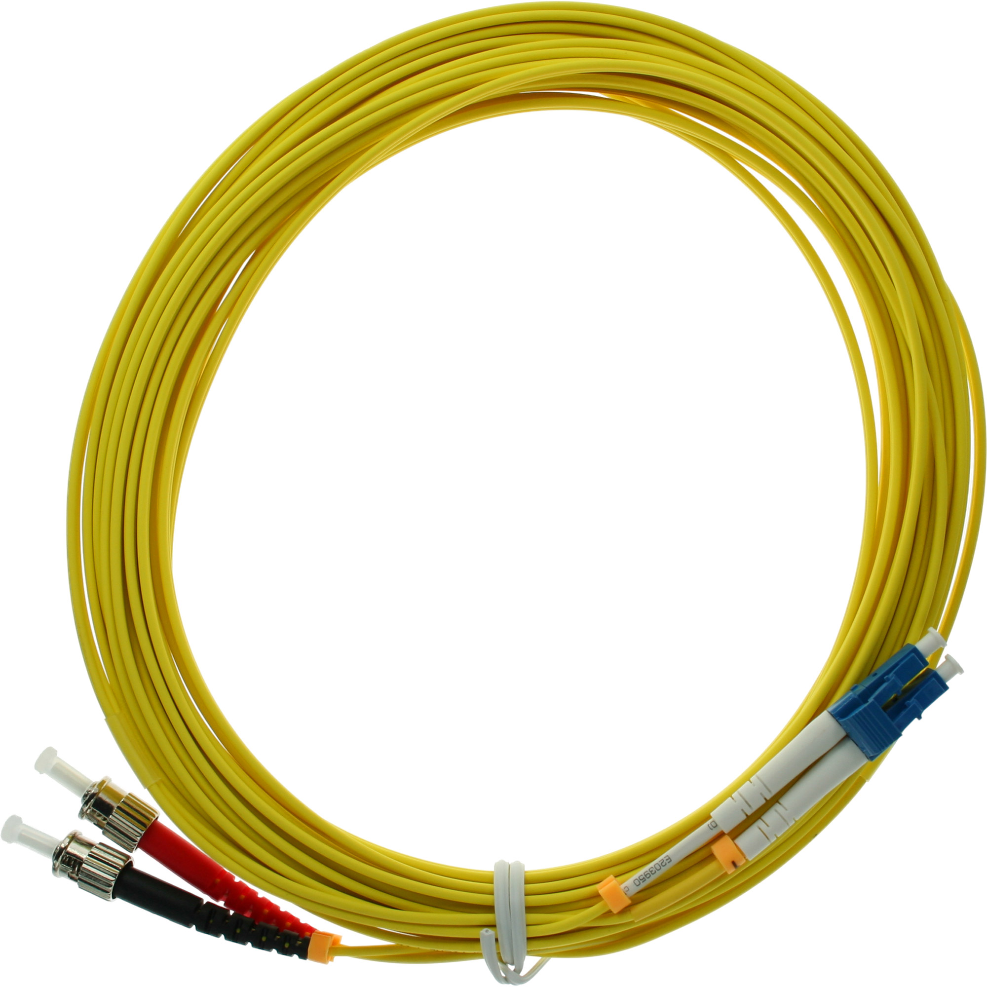 Gelbes Glasfaserkabel mit Anschlüssen. Das Kabel ist aufgerollt und hat einen weißen Hintergrund.