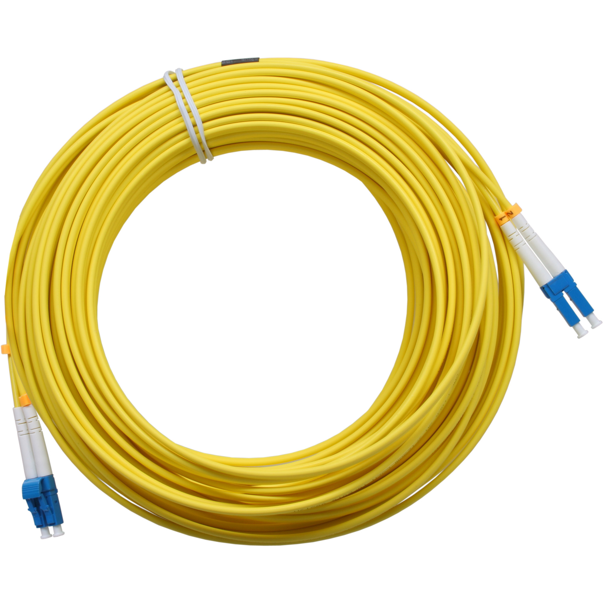 Ein aufgerolltes gelbes Kabel mit blauen und weißen Steckern an beiden Enden, auf Weiß.