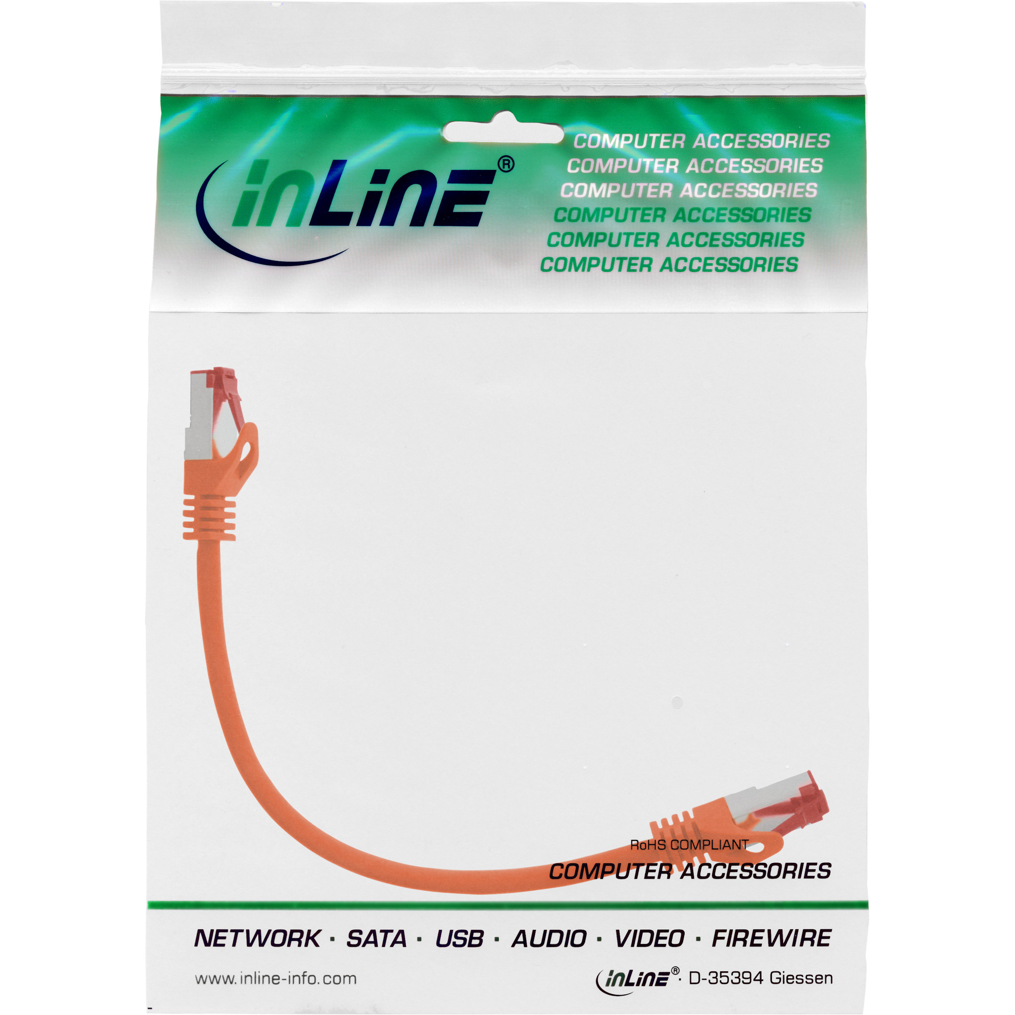 Un câble réseau orange dans un emballage plastique. L'emballage contient du texte et des logos.