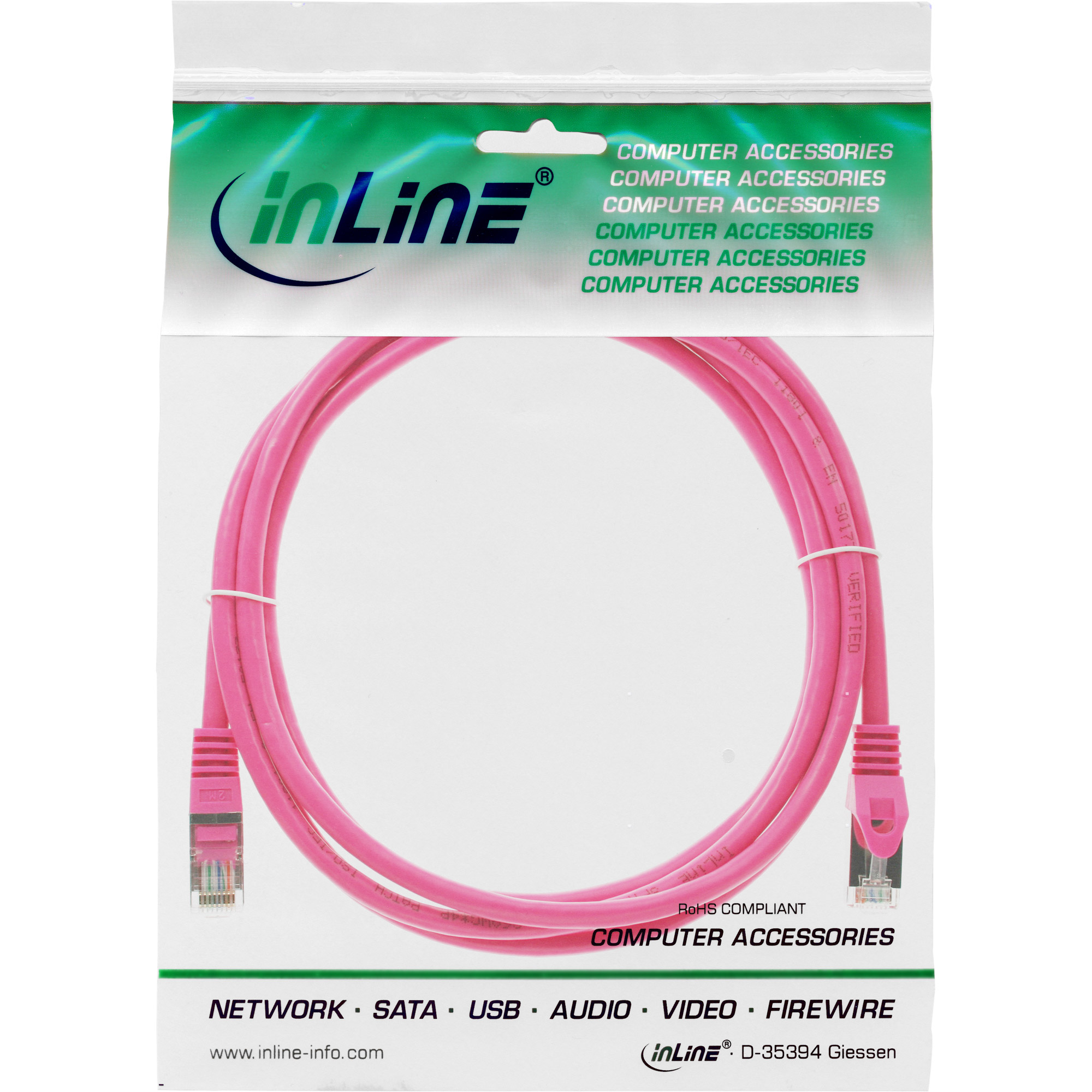 Rosa Ethernet-Kabel in einer Tüte. Verpackungsbeschriftung. Weißer Hintergrund.