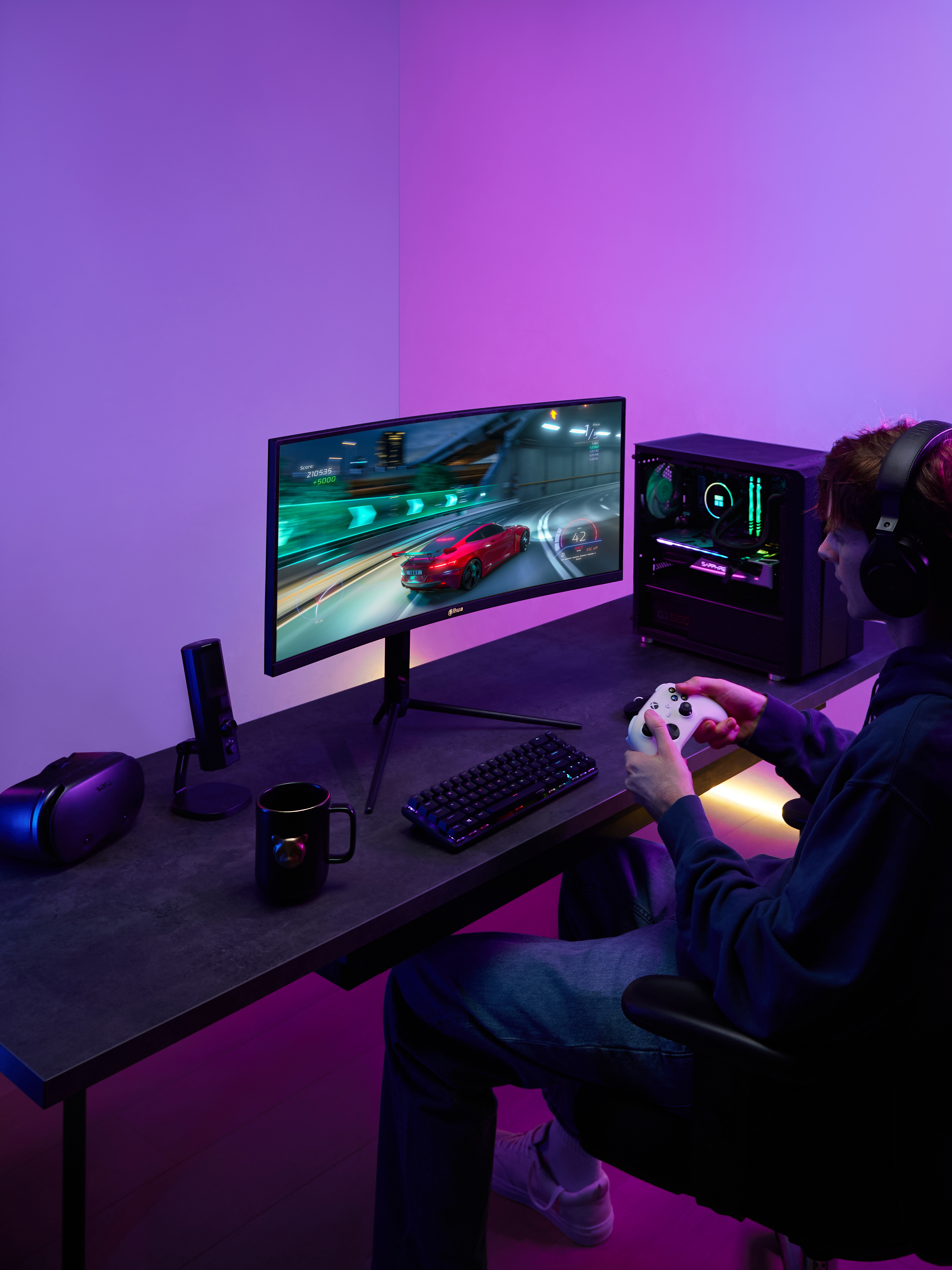 Osoba gra w grę na monitorze z komputerem do gier i słuchawkami.