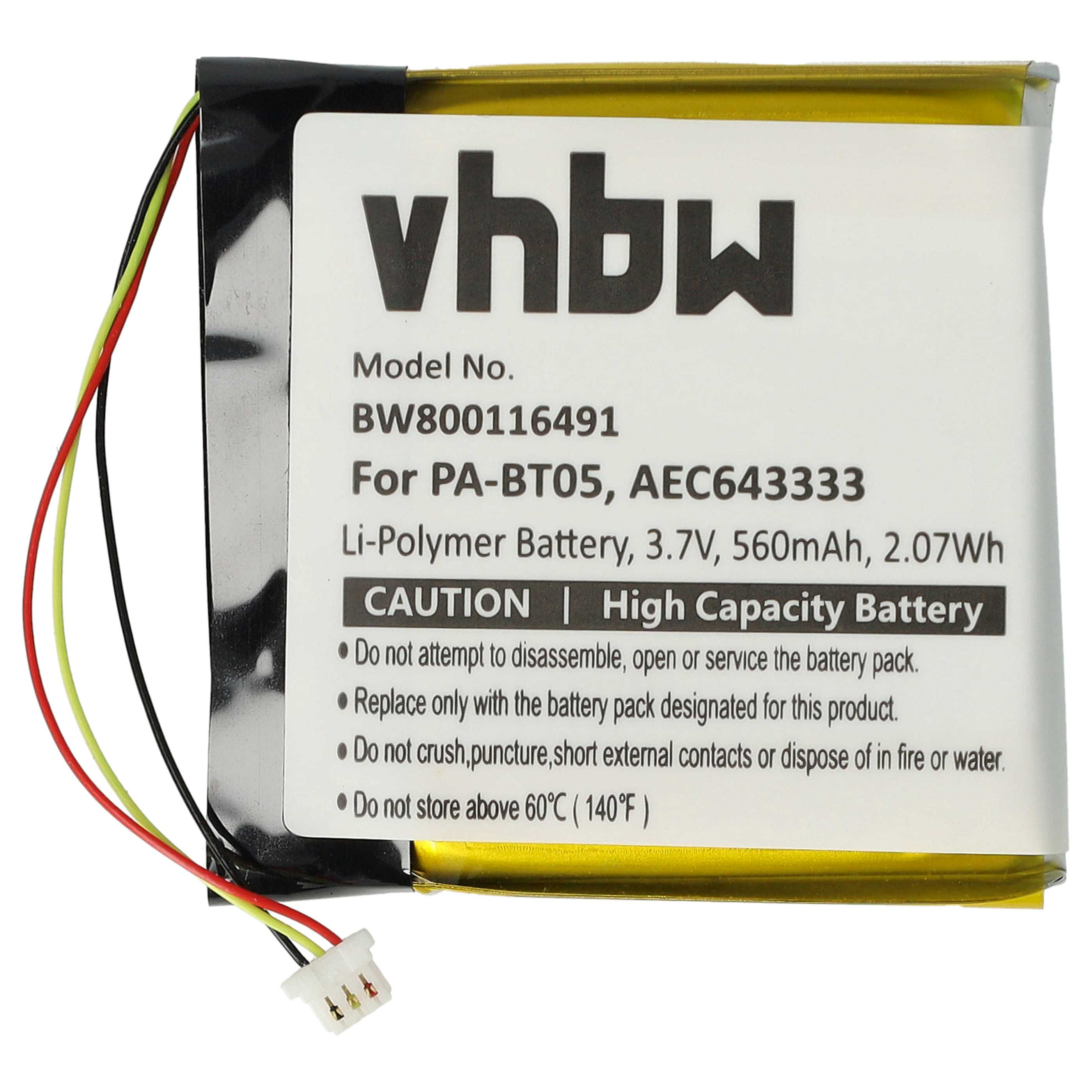 Ein Akku mit Kabeln und einem Stecker, mit Produktinformationsetiketten.