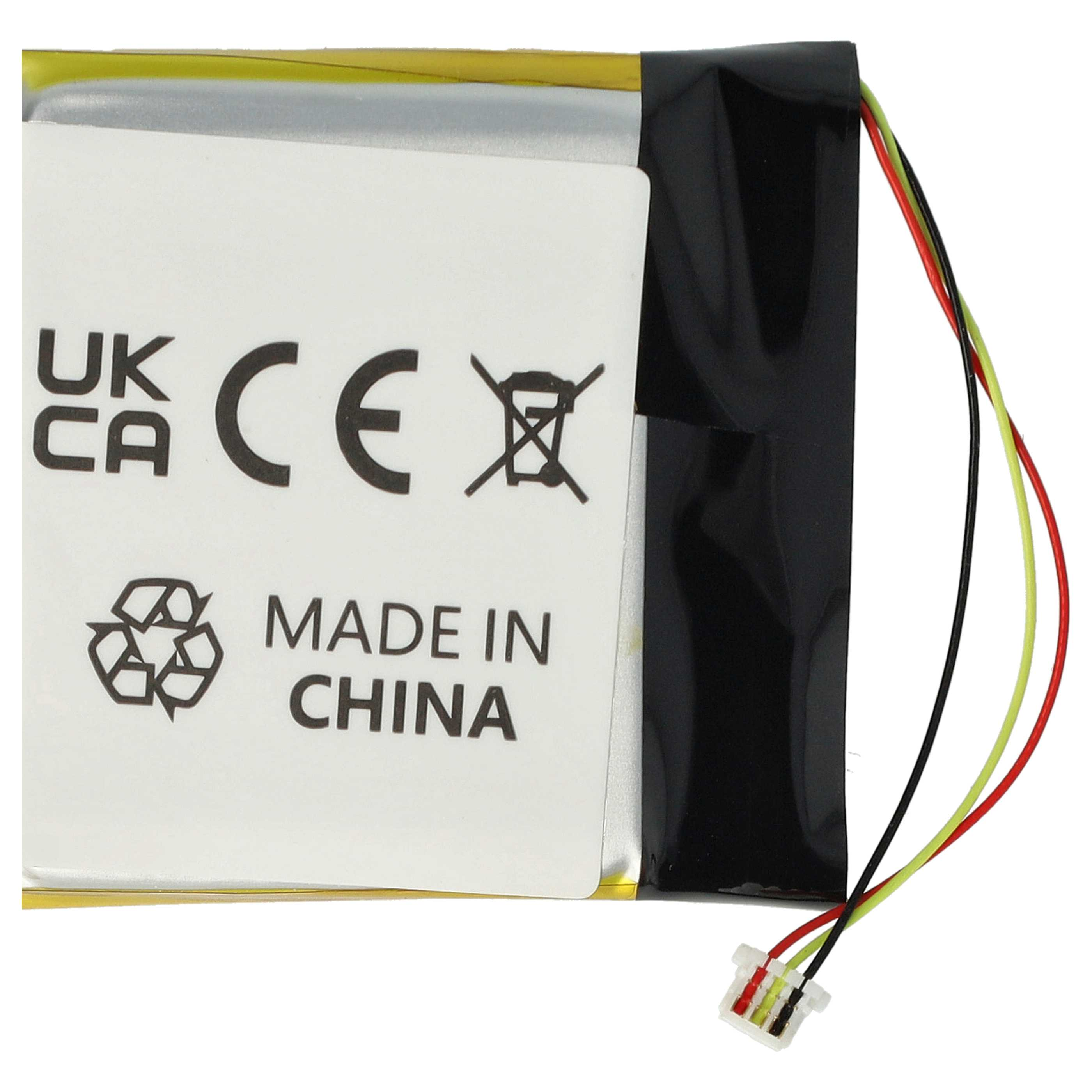 Ein weißes Etikett mit Text und Symbolen an einer Batterie mit farbigen Drähten.
