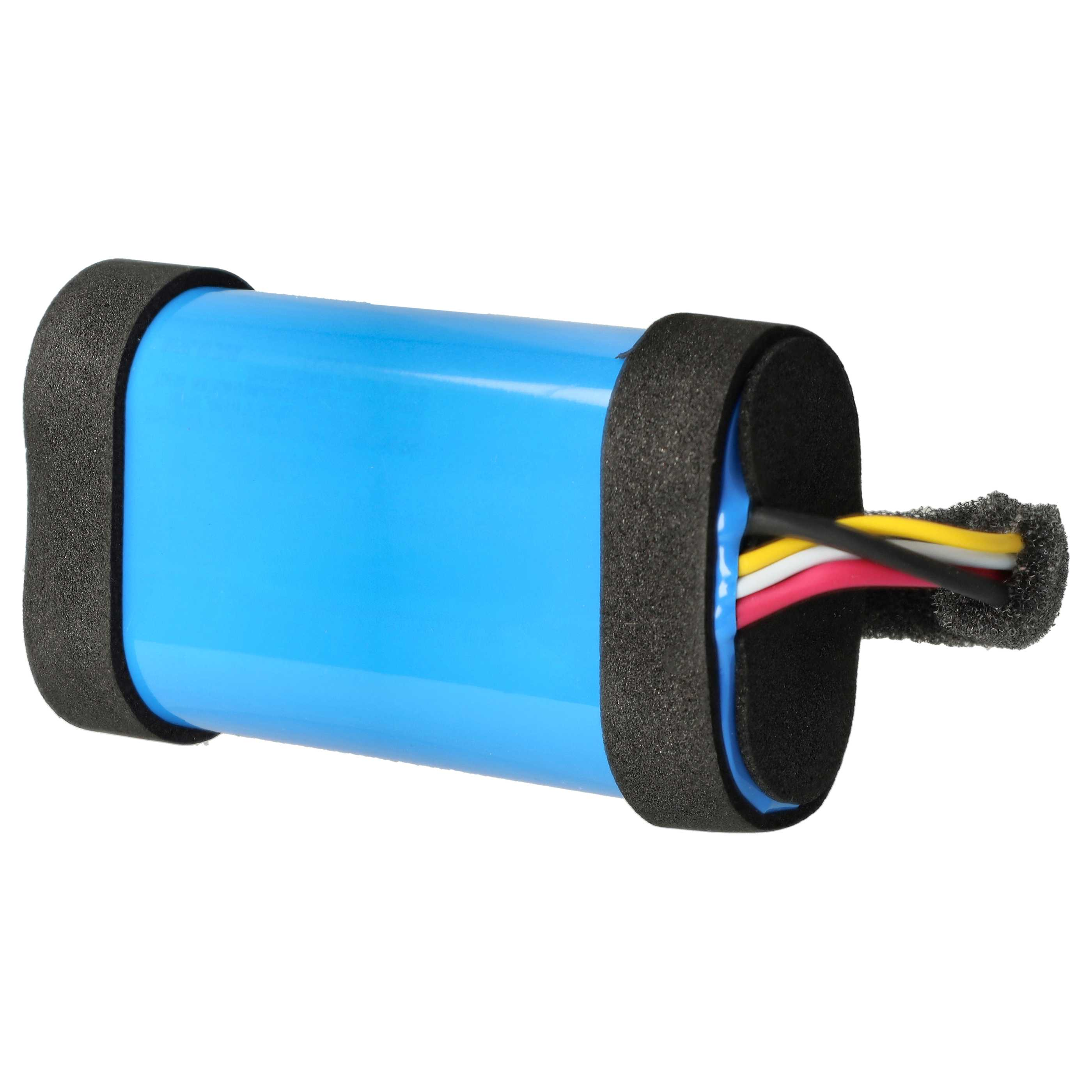 Eine blaue Batterie mit schwarzem Schaumstoff an den Rändern, Kabeln, weißer Hintergrund.