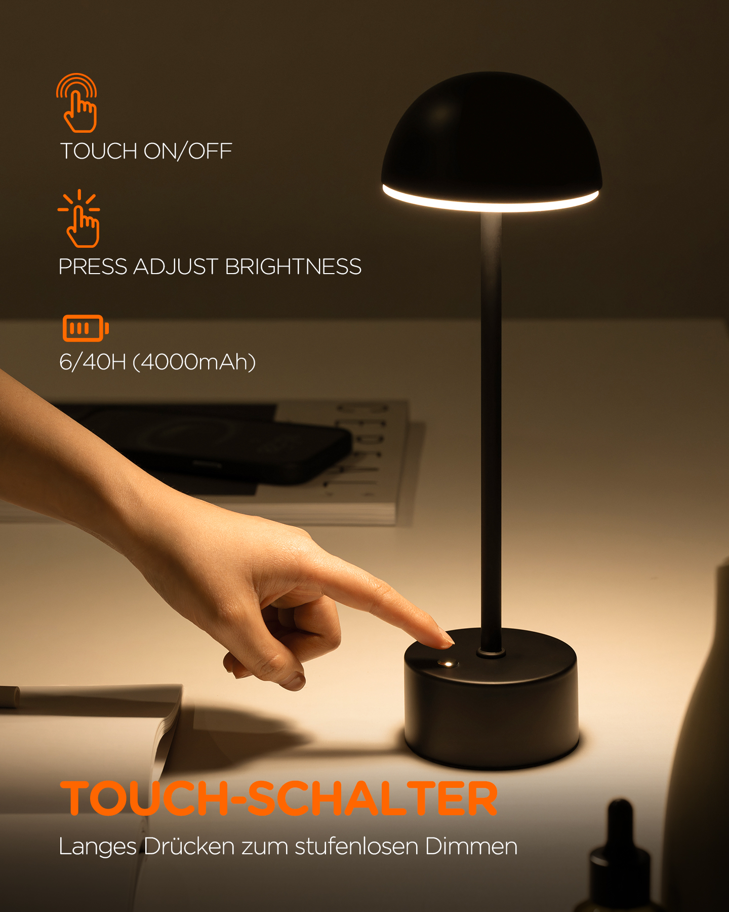 Eine schwarze Schreibtischlampe mit Touch-Bedienelementen. Eine Hand berührt die Touch-Taste, um sie einzuschalten.