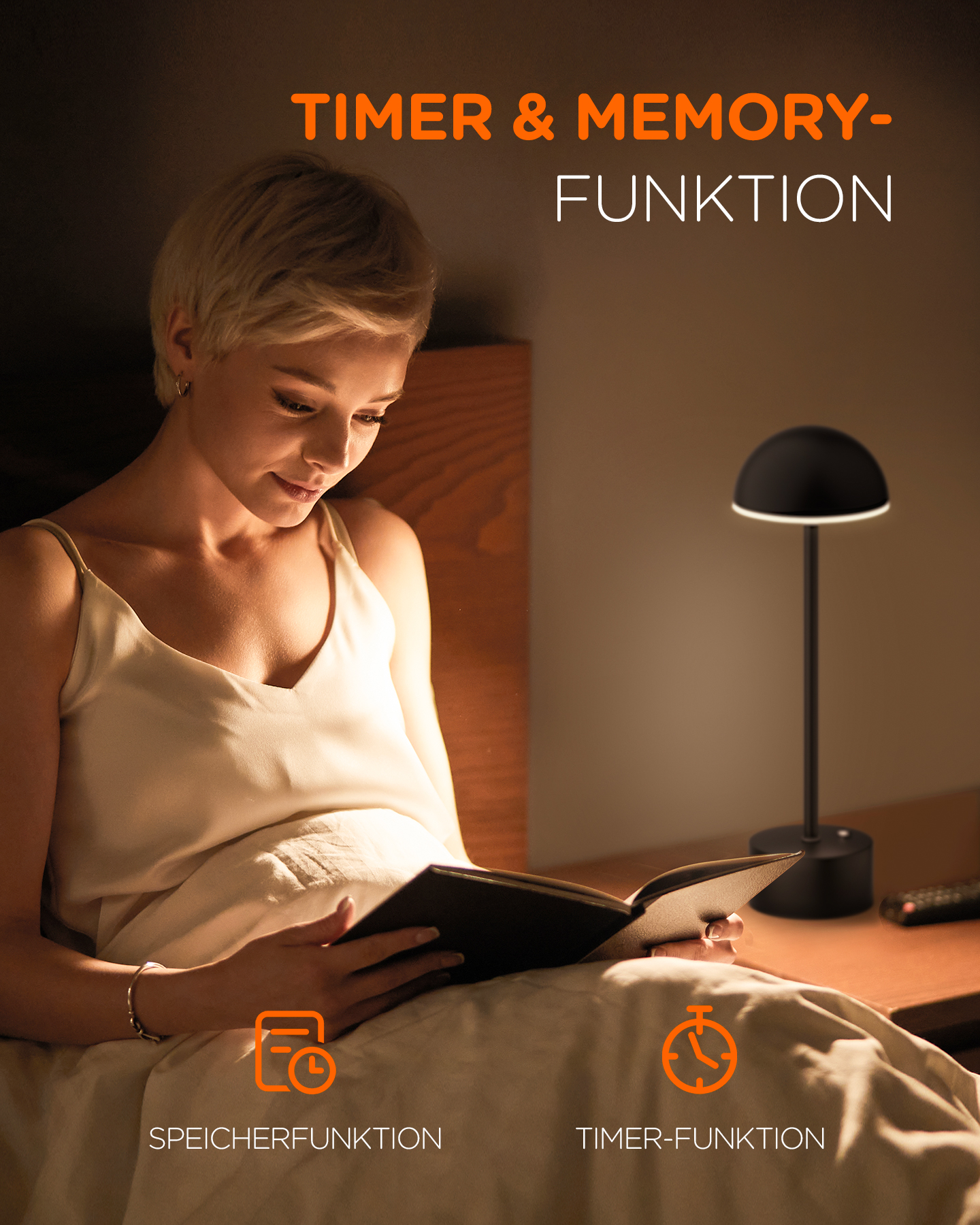 Eine Frau liest ein Buch, beleuchtet von einer kleinen schwarzen Lampe.