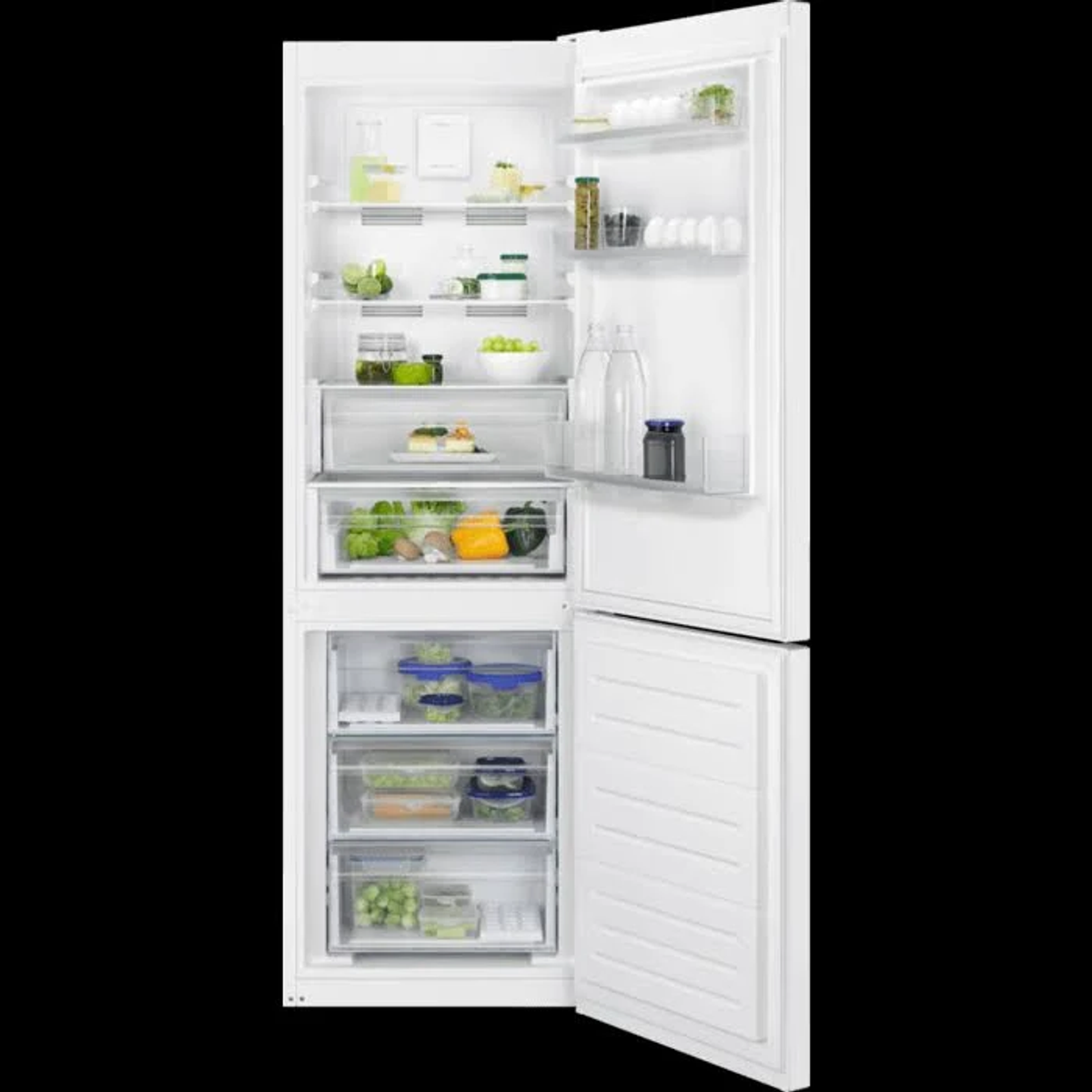 Refrigerador blanco con la puerta abierta, mostrando estantes, cajones y contenido. Está sobre un fondo negro.