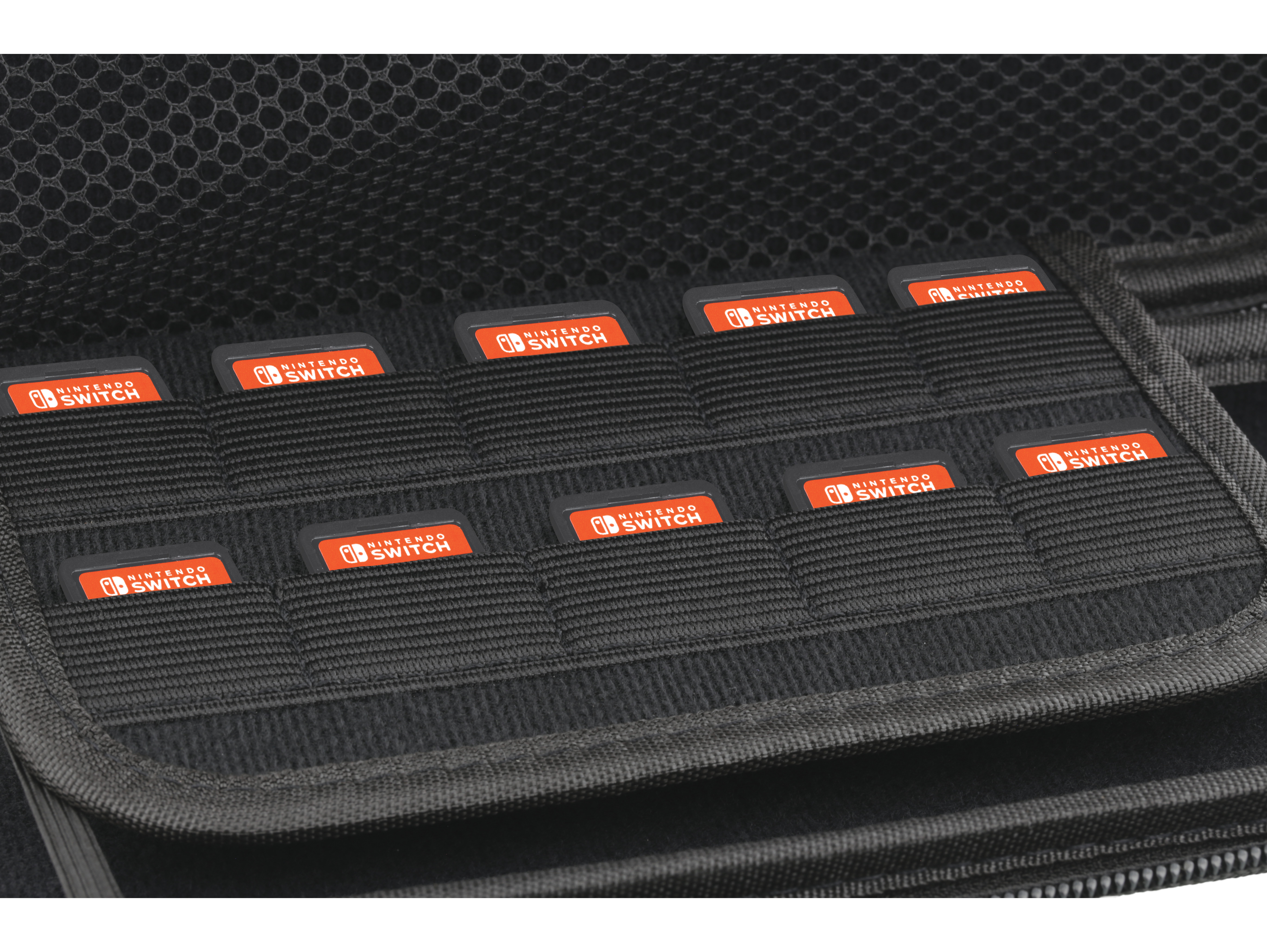 Schwarzes Etui mit darin aufbewahrten Nintendo Switch Spielmodulen.