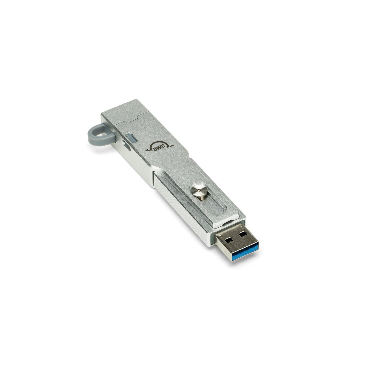 Srebrny dysk USB z pętlą. Ma logo OWC i złącze USB na końcu.