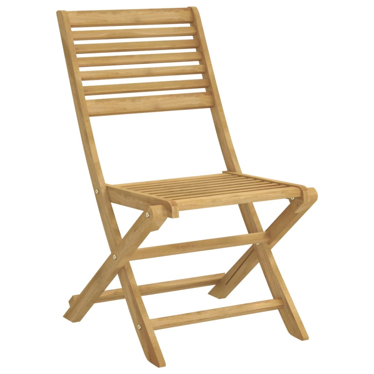 Ein Holzklappstuhl mit Lattenrücken, isoliert auf weißem Hintergrund, nach rechts geneigt.