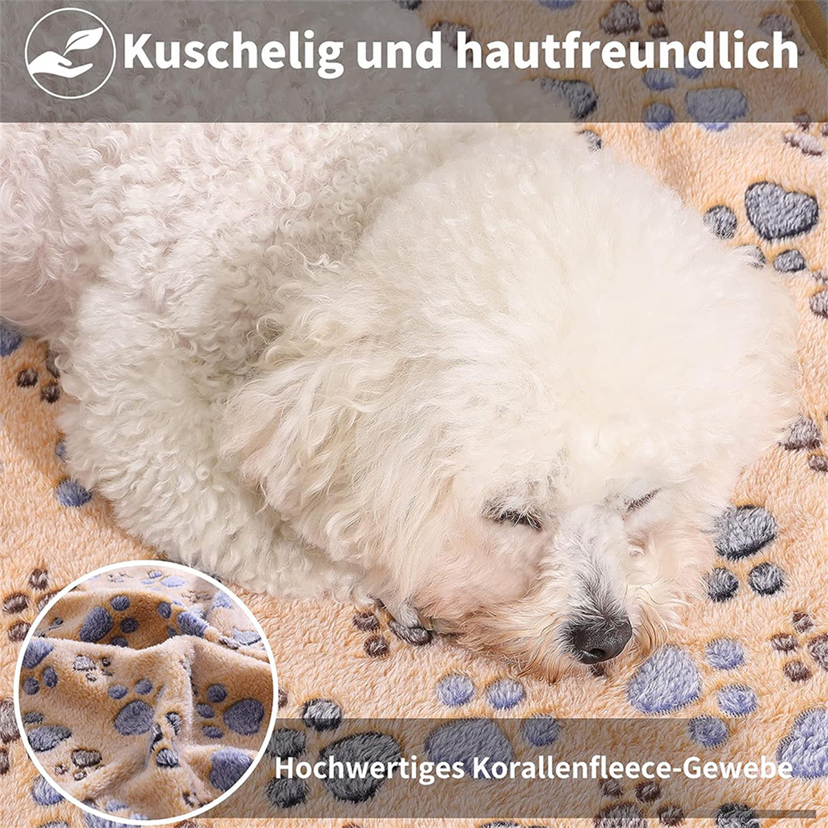 Ein flauschiger weißer Hund schläft auf einem Bett mit Pfotenabdruckmuster. Text: 'Kuschelig und hautfreundlich'.