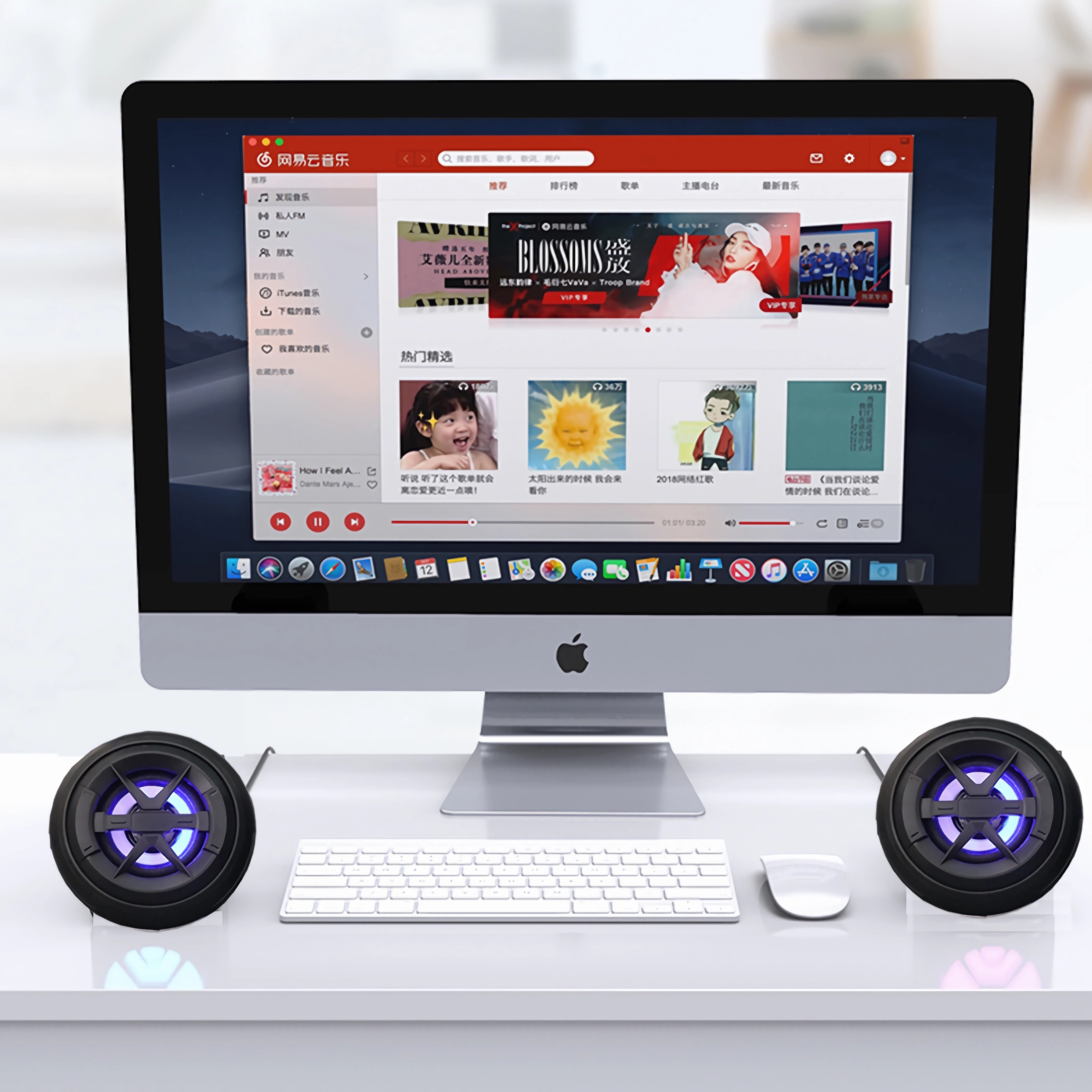Computereinrichtung mit Monitor, Lautsprechern, Tastatur und Maus. Der Monitor zeigt eine Website.