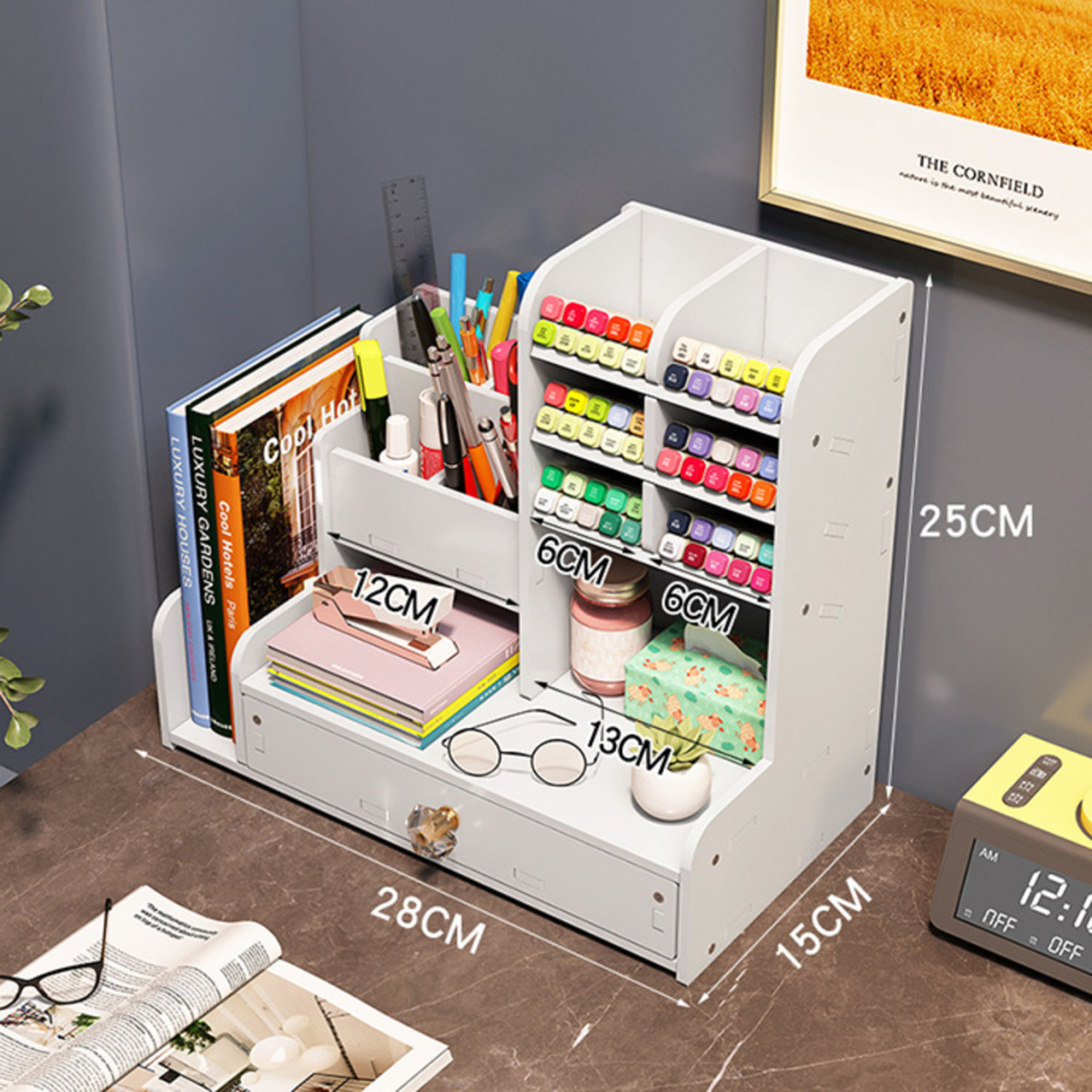 Weißer Schreibtisch-Organizer mit Büchern und Schreibwaren.