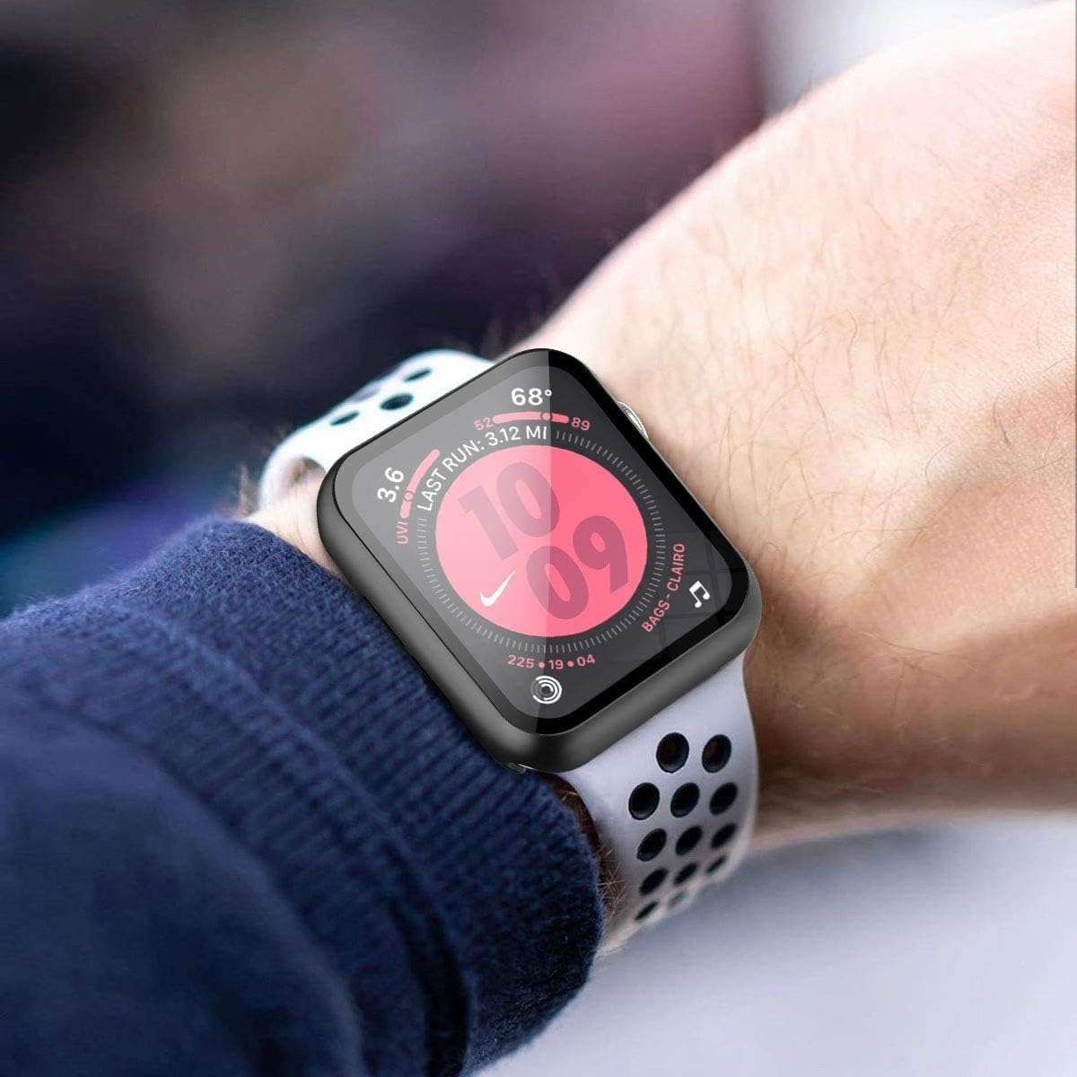 Das Handgelenk einer Person mit einer Smartwatch. Die Uhr ist schwarz mit roter Anzeige, graues/weißes Band.