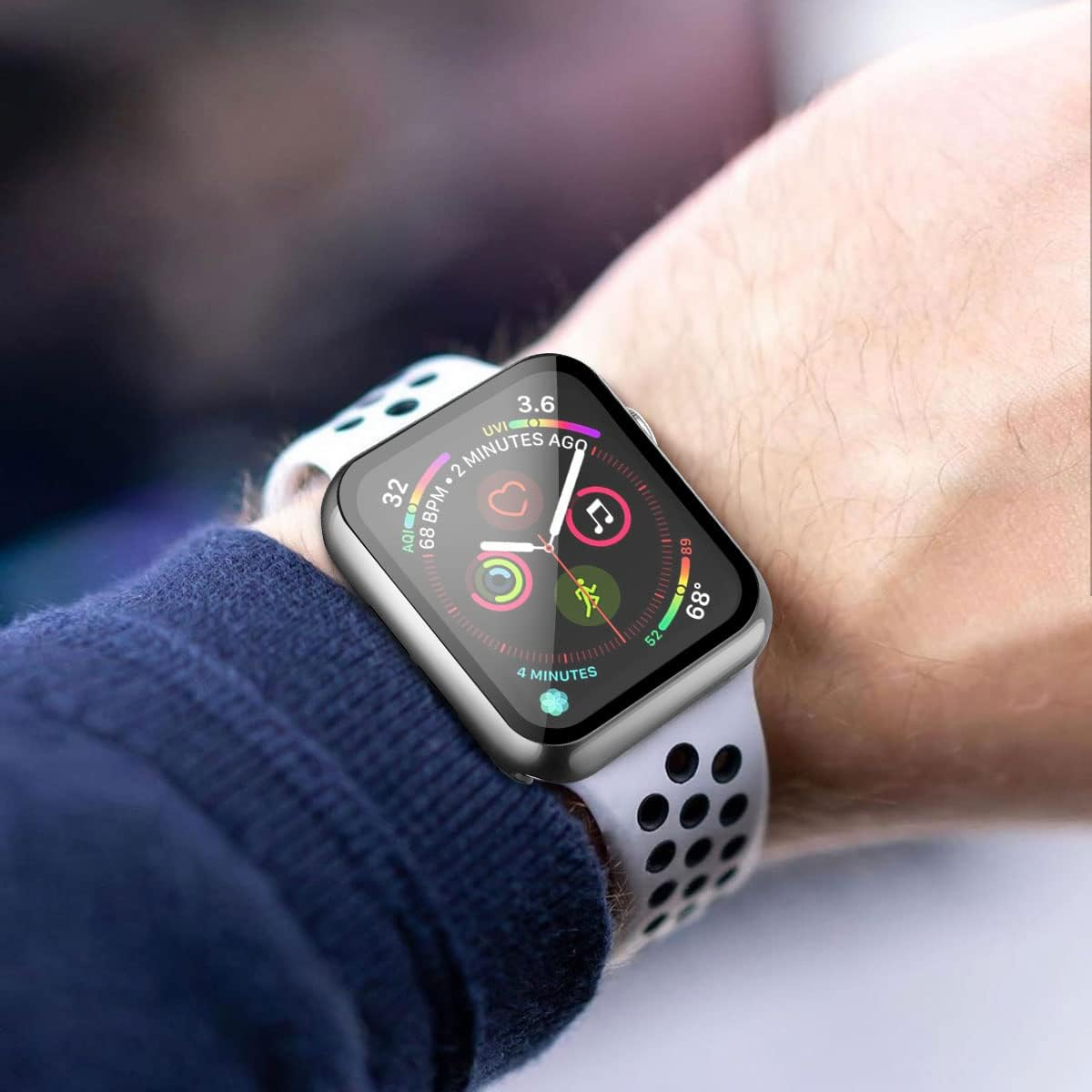 Handgelenk einer Person mit Smartwatch, zeigt Zeit, Herzfrequenz und Benachrichtigungen.