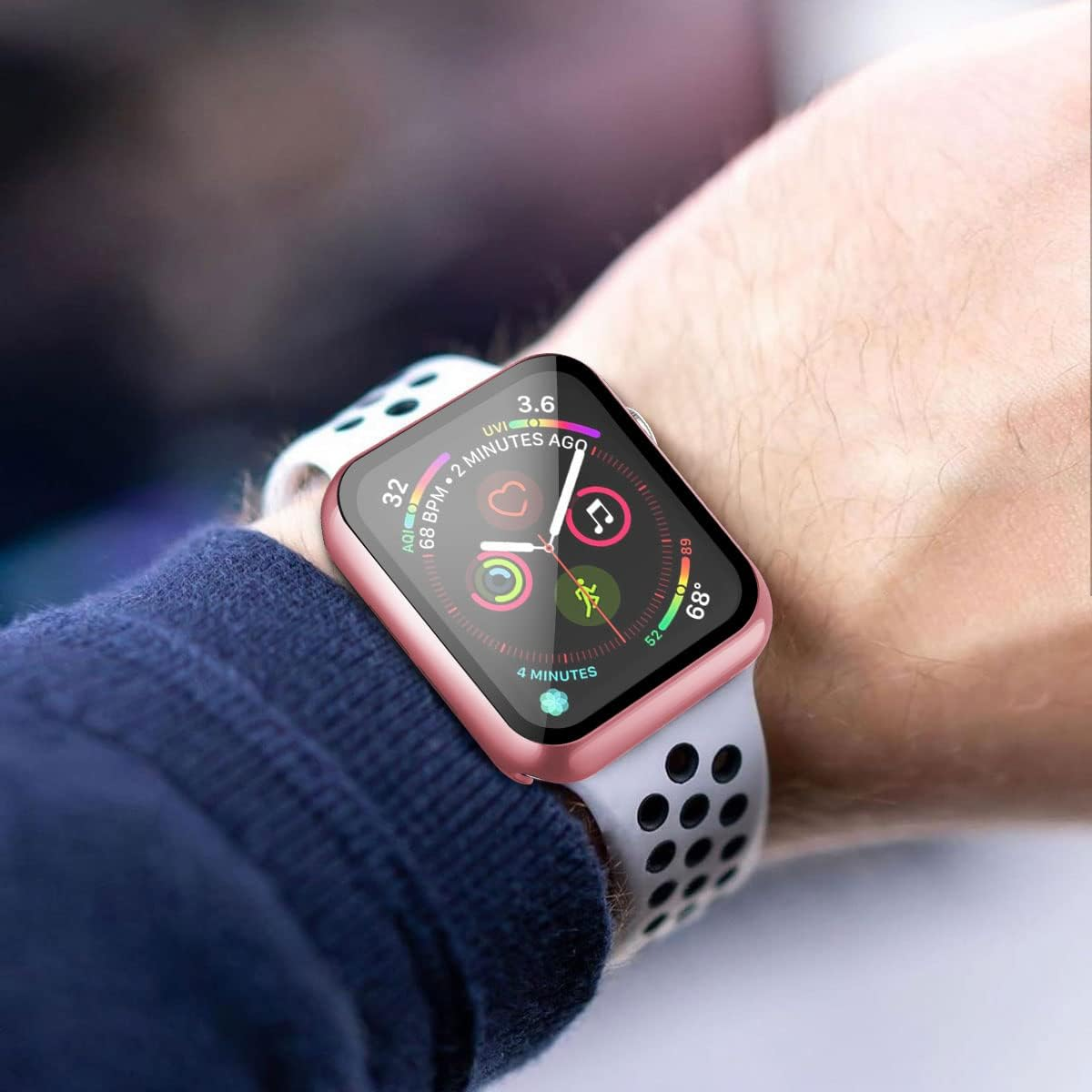 Das Handgelenk einer Person mit einer rosa-weißen Smartwatch. Die Uhr zeigt Daten an.