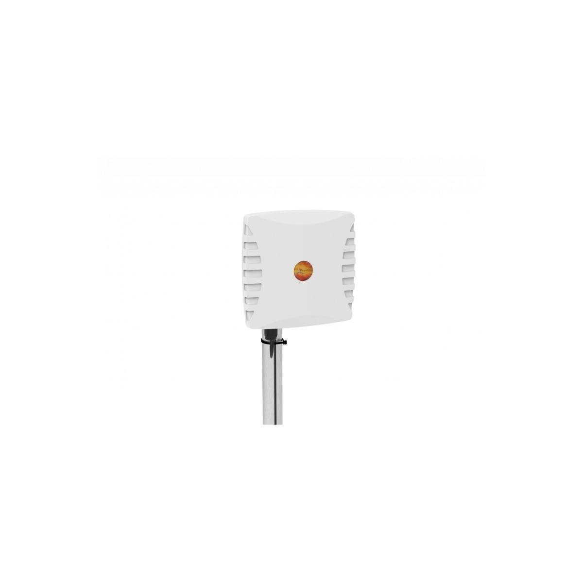 Weiße Antenne mit quadratischem Oberteil und einem orangen Logo. Sie ist auf einem silbernen Mast montiert.