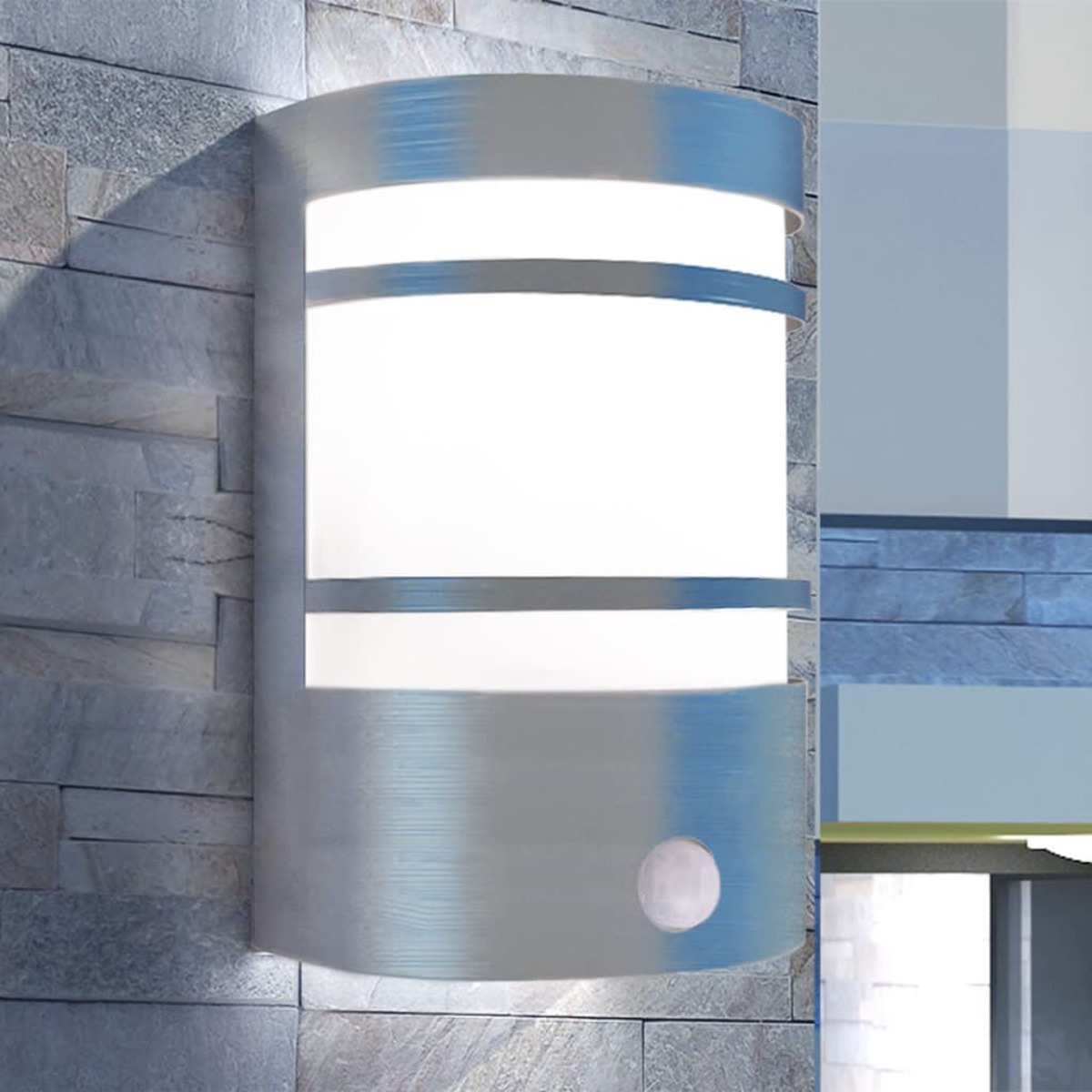 Eine silberne Außenwandleuchte mit weißer Lichtaustrittsfläche.