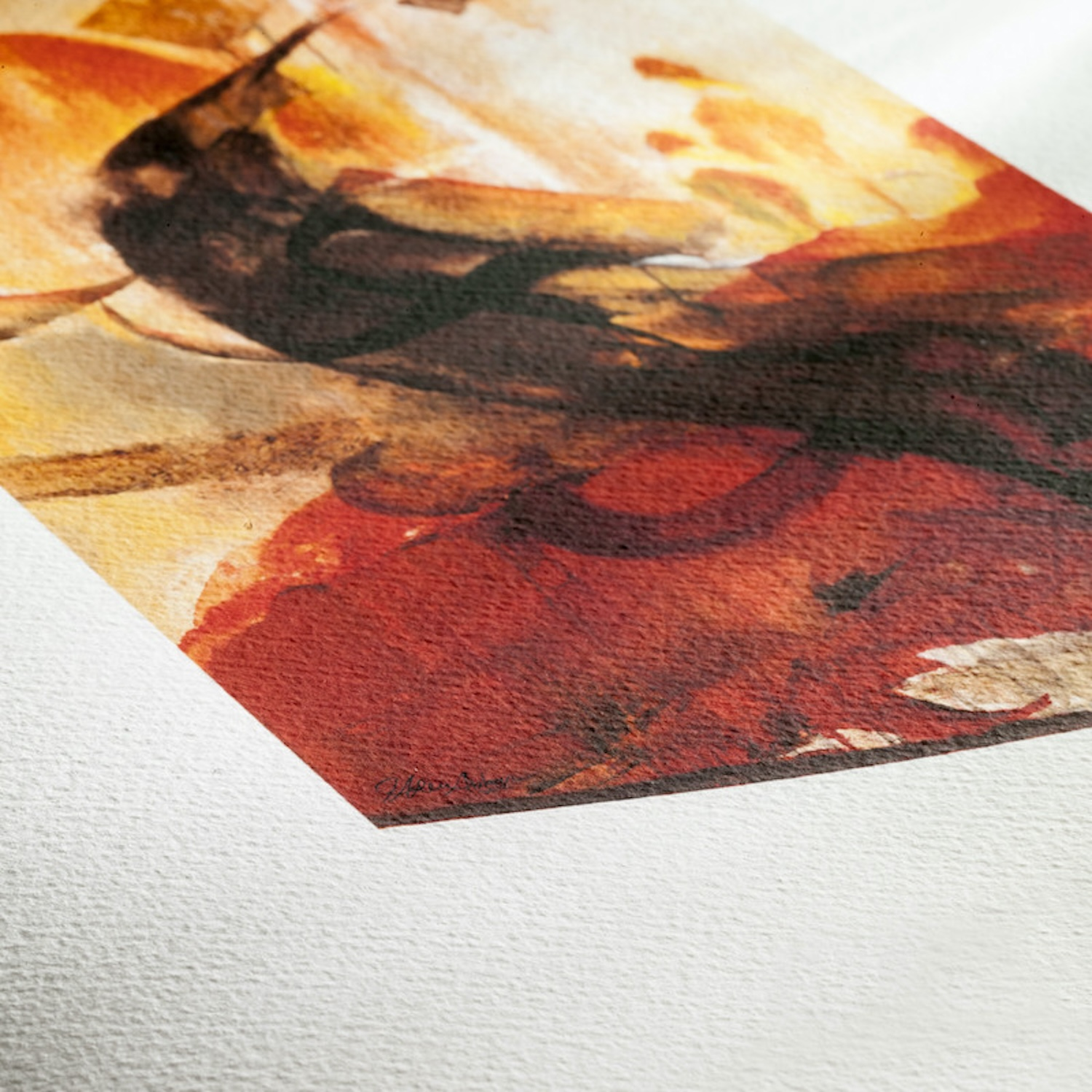 Nahaufnahme eines Aquarellgemäldes auf strukturiertem Papier mit roten und gelben Farbtönen.