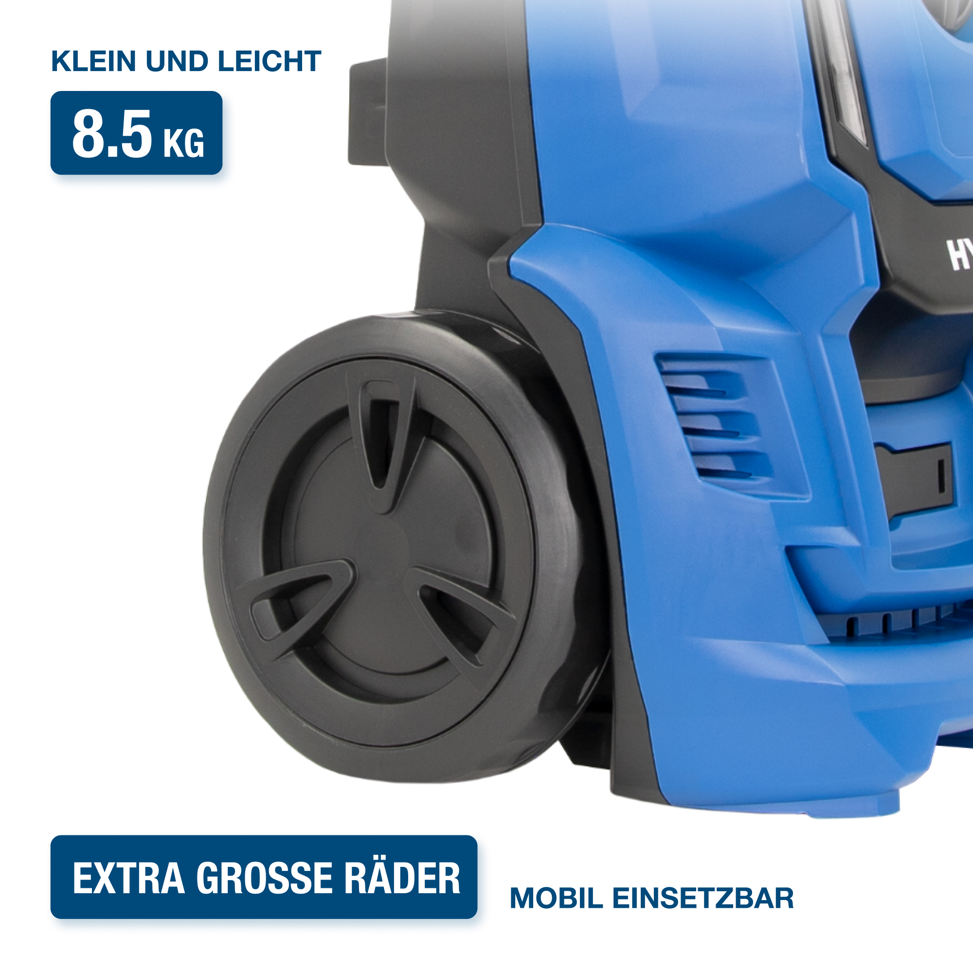 Nahaufnahme eines blau-schwarzen Hochdruckreinigers mit großen Rädern. Eigenschaften: extra große Räder, mobil, kompakt.