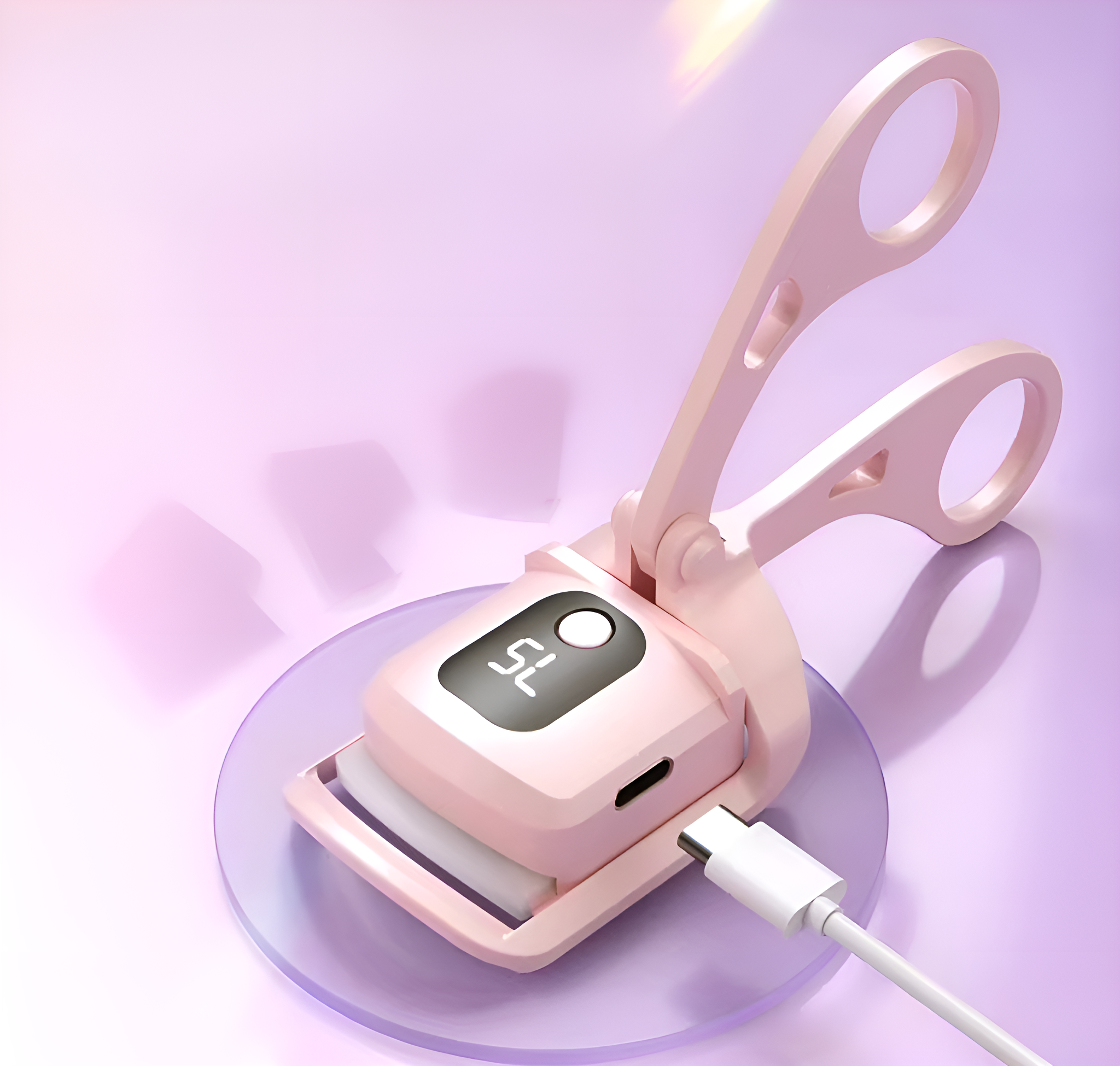 Ein pinkfarbener, wiederaufladbarer Wimpernformer mit Digitalanzeige, der mit einem weißen USB-C-Kabel geladen wird.