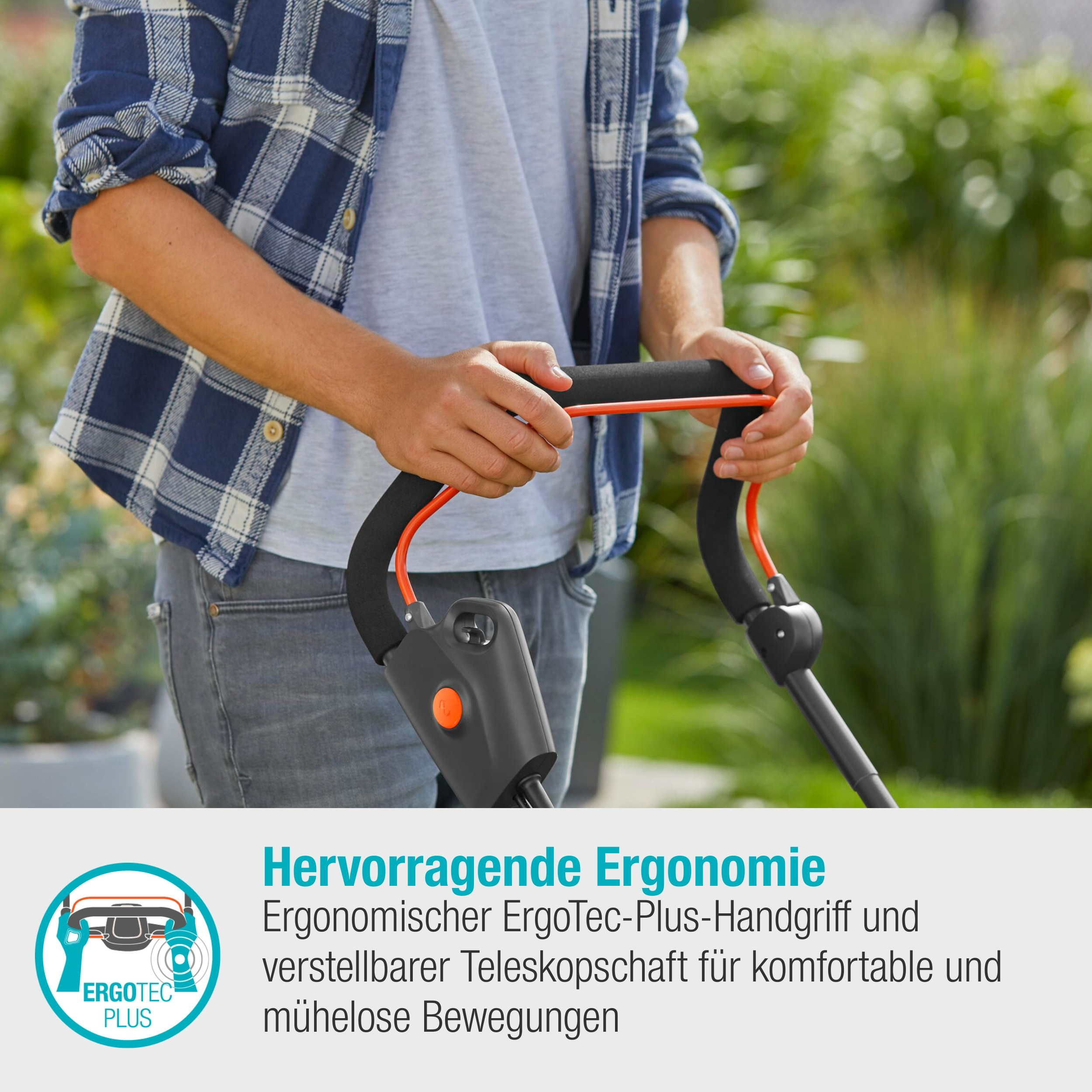 Person mäht Rasen mit einem Rasenmäher mit orangefarbenen Akzenten. Graue Hose, blau kariertes Hemd.
