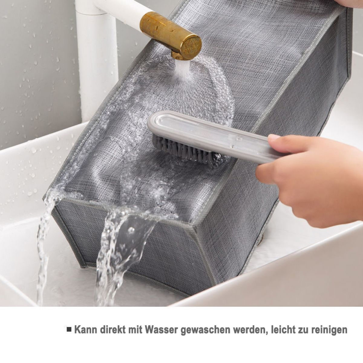 Ein grauer Stoffkorb wird unter einem Wasserhahn gewaschen, Text darunter.