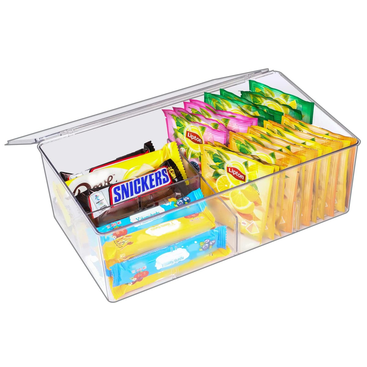 Transparenter Kunststoffbehälter mit Snacks: Schokoriegel, Teebeutel und Kekse.