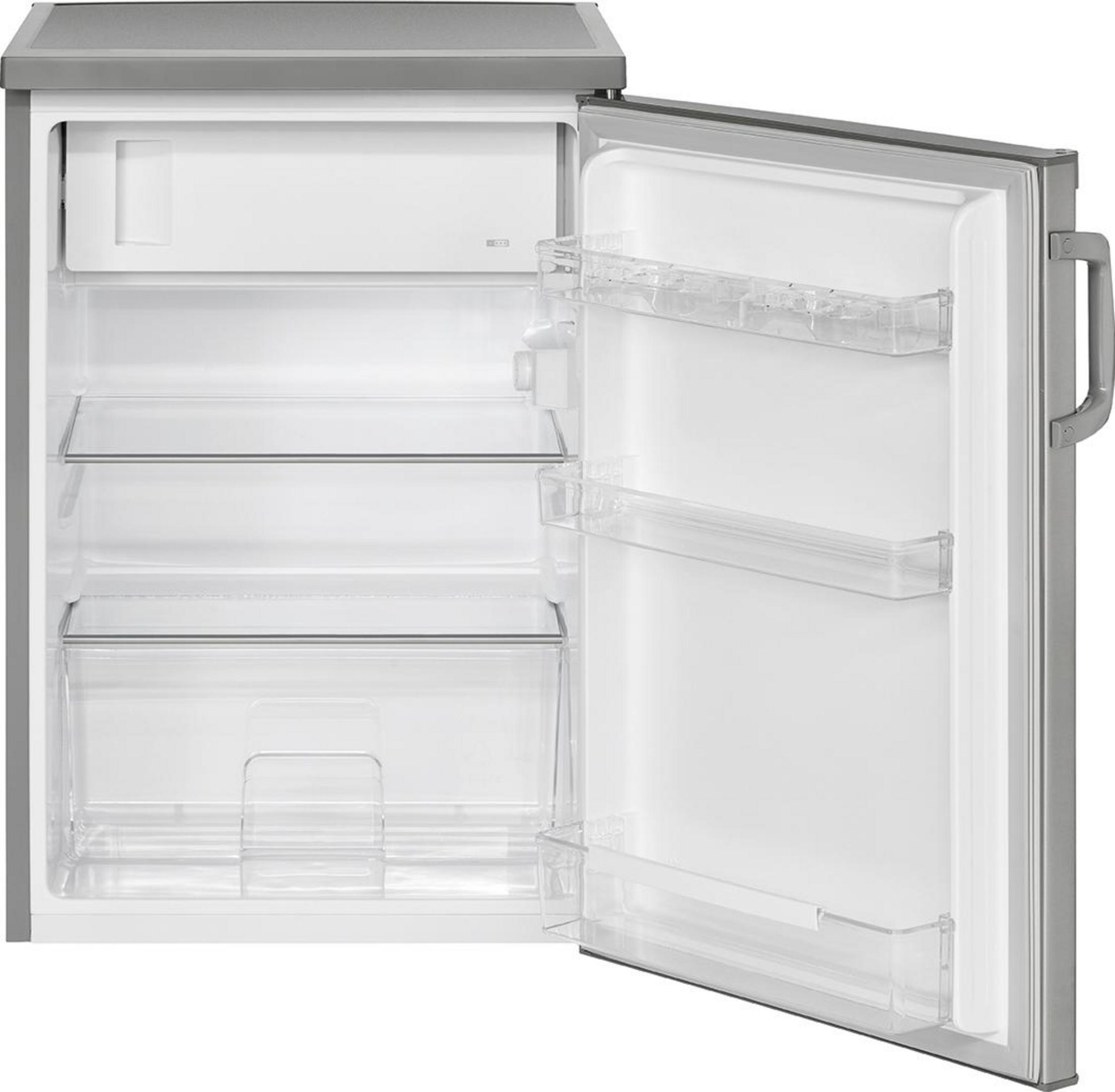 Ein kleiner, offener, silberner Kühlschrank mit Regalen und transparenten Fächern.