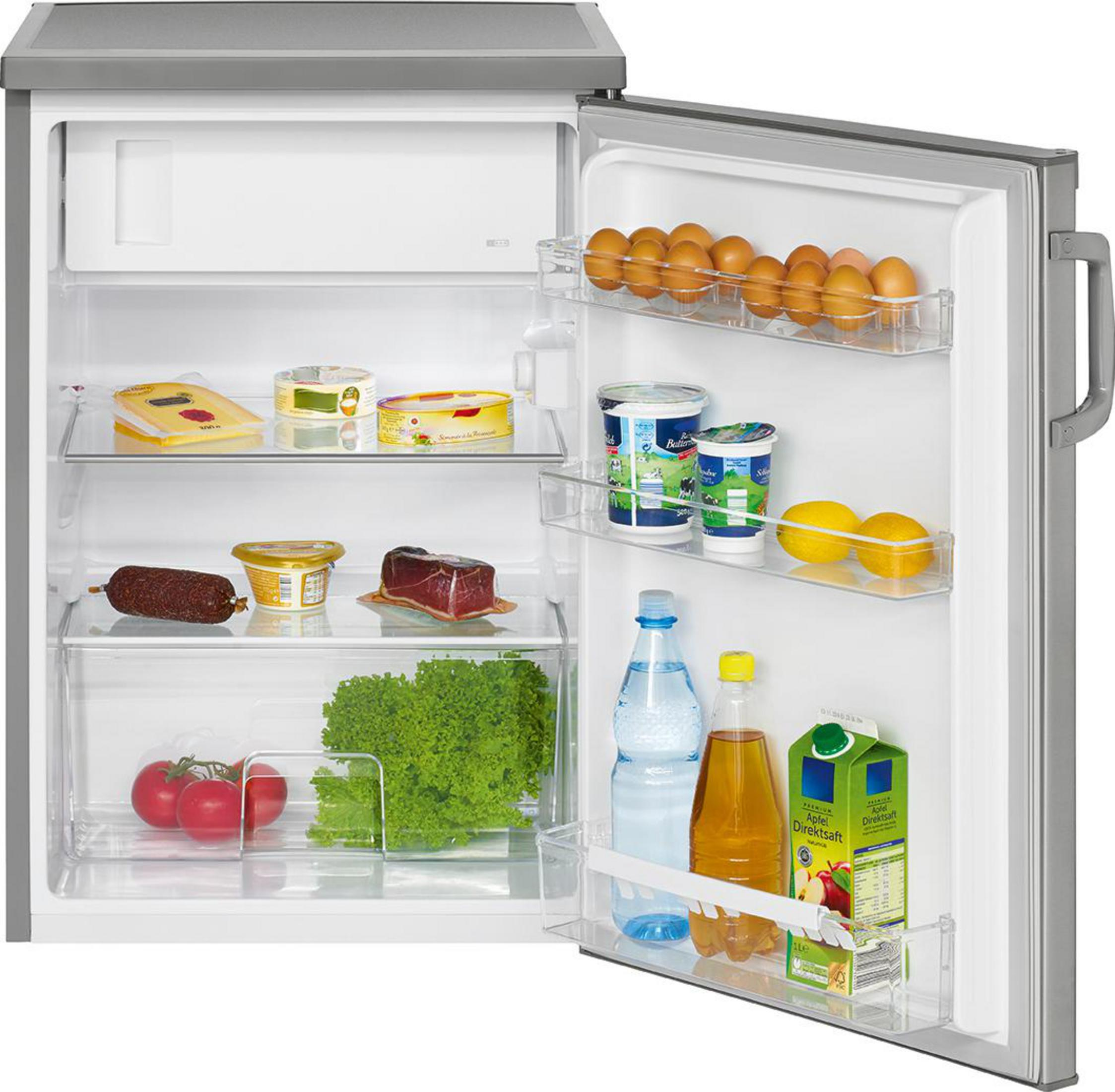 Ein Kühlschrank-Innenraum mit Lebensmitteln. Es gibt Regale mit Eiern, Käse und Getränken.