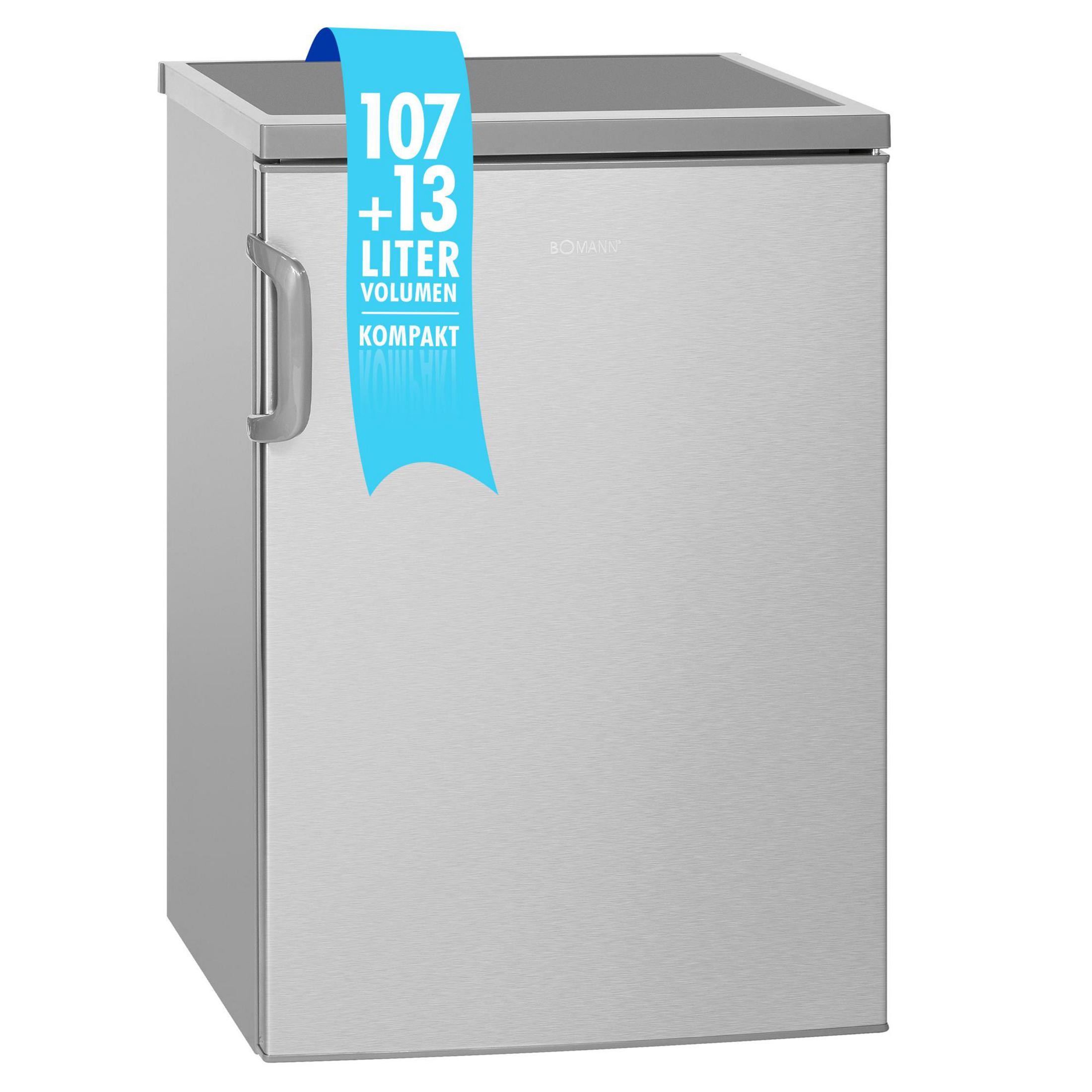 Ein Edelstahlkühlschrank mit blauem Aufkleber mit 107 + 13 Liter Volumen und der Marke Bomann.