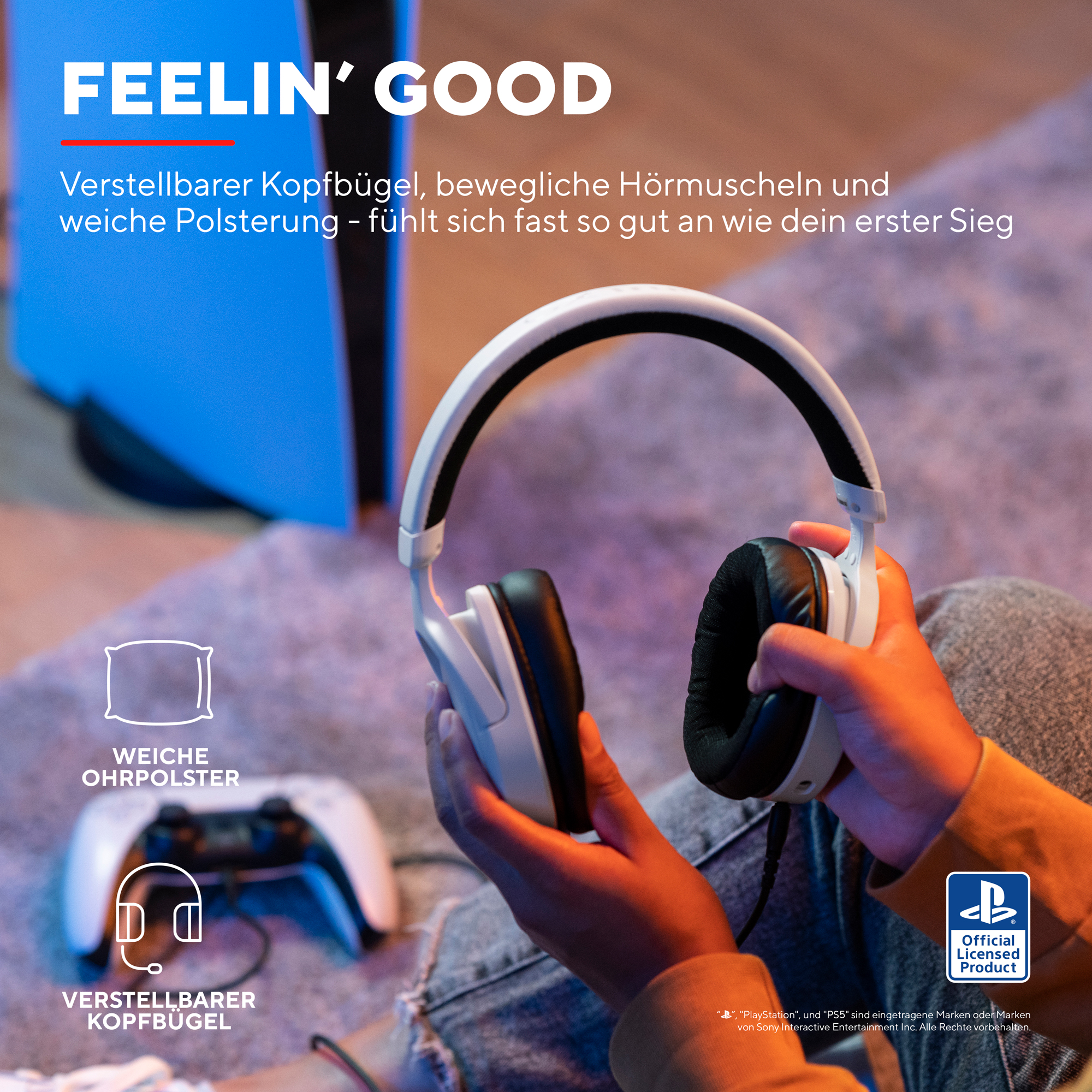 Un casque blanc et noir. Une manette blanche avec une console de jeu bleue.