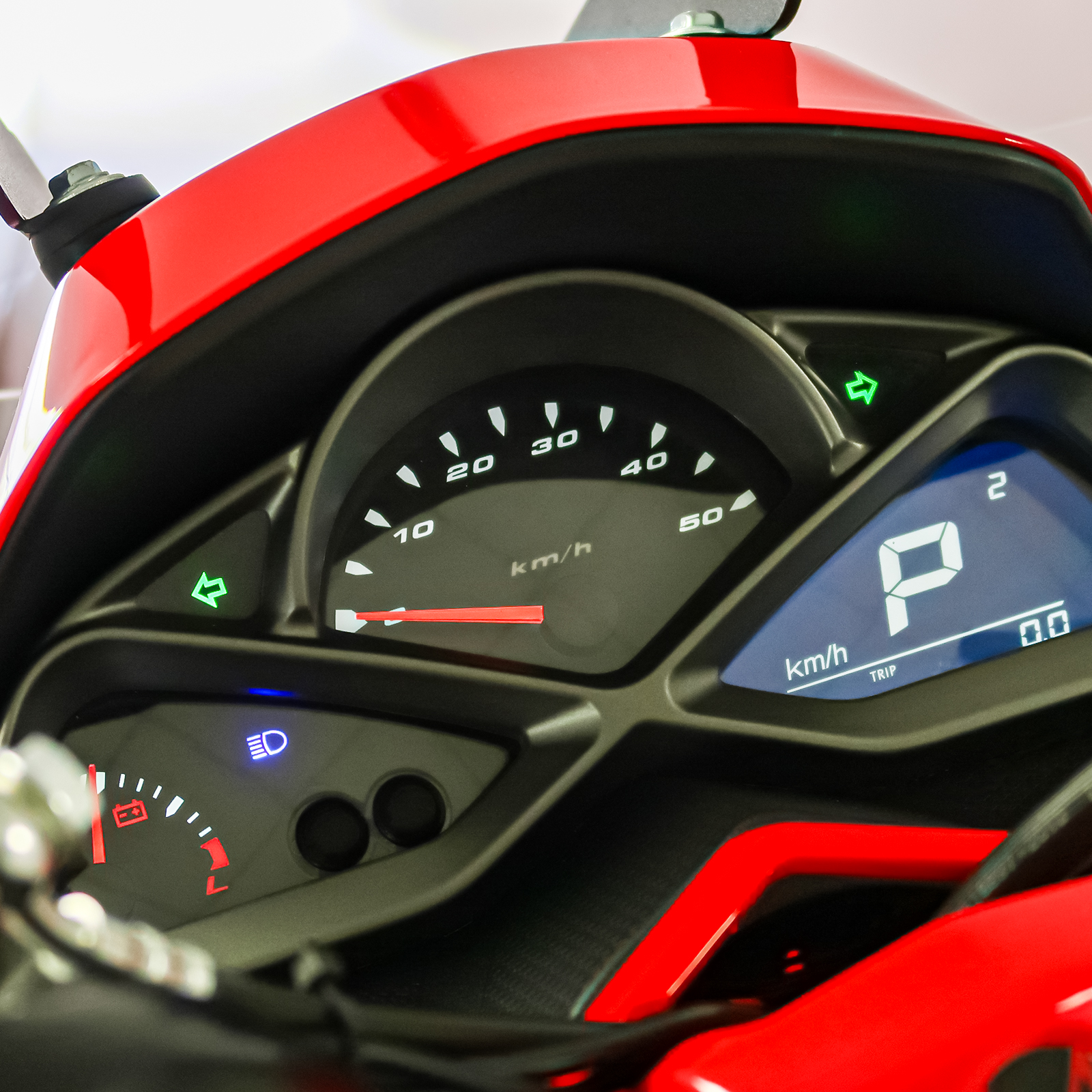 Motorrad-Armaturenbrett mit Tachometer, Digitalanzeige und Lichtern. Rot und schwarz mit km/h-Angaben.