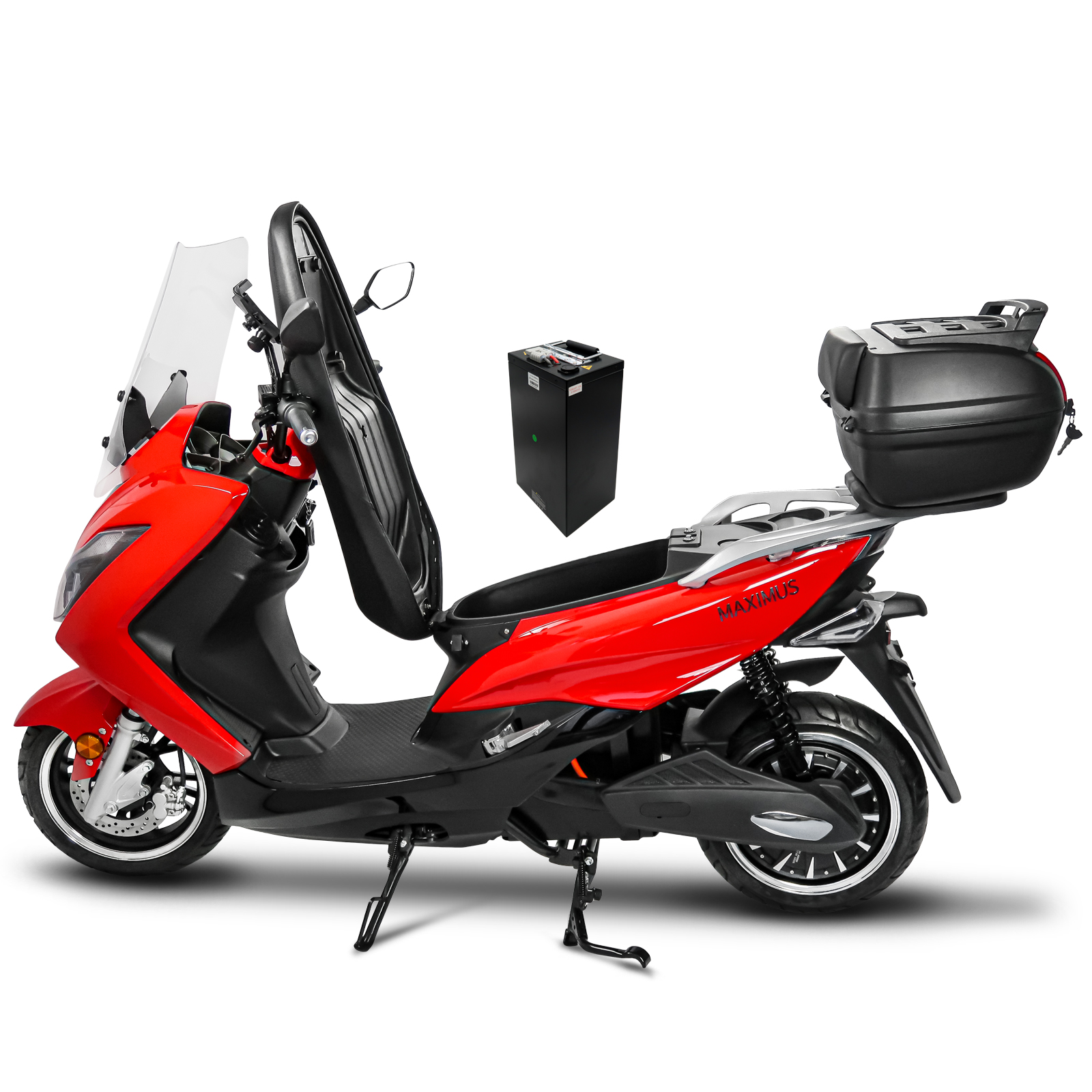 Roter Elektroroller mit Batterie und Staukasten. Weißer Hintergrund.