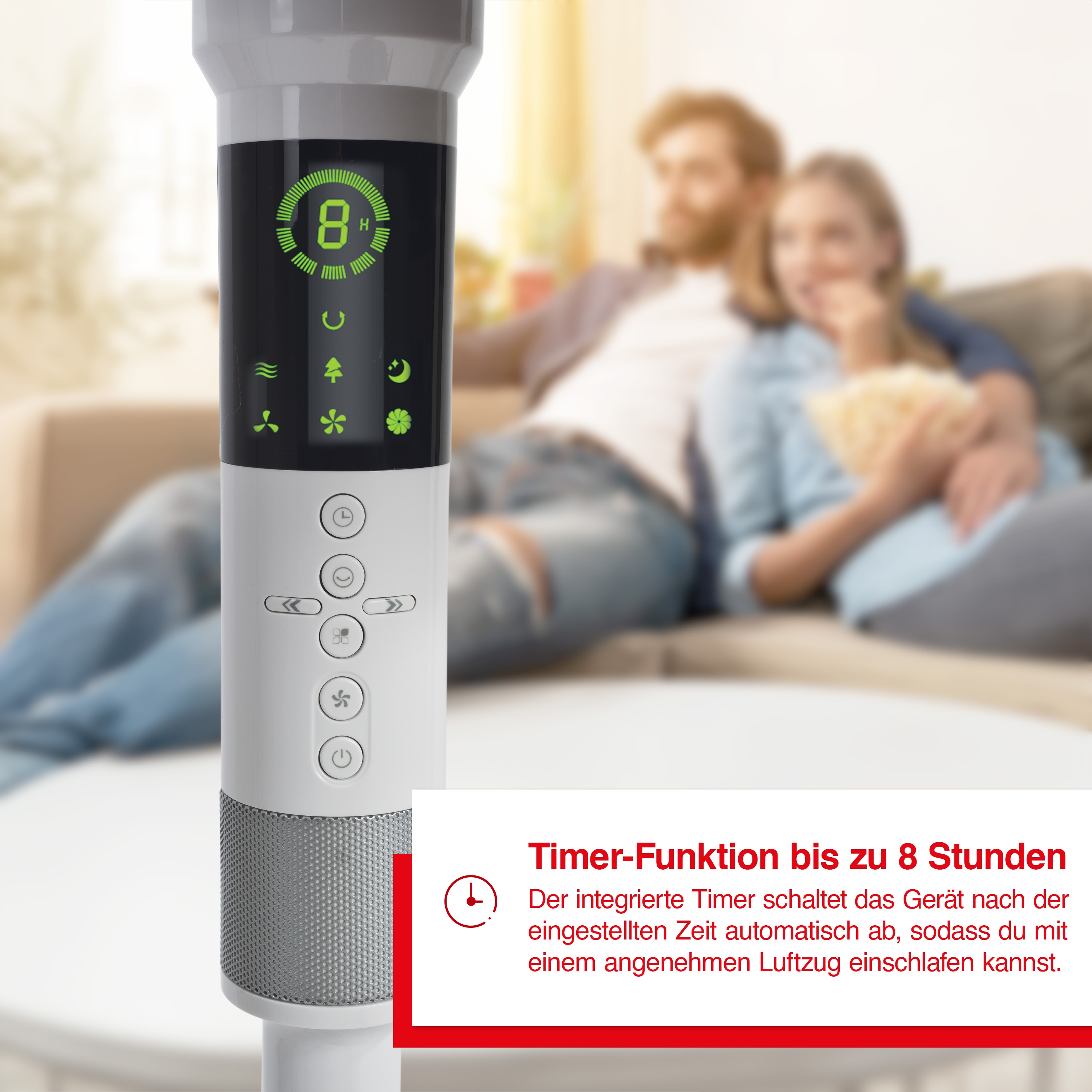 Un ventilatore bianco e grigio con un display digitale che mostra numeri verdi. Una coppia è sullo sfondo sfocato.