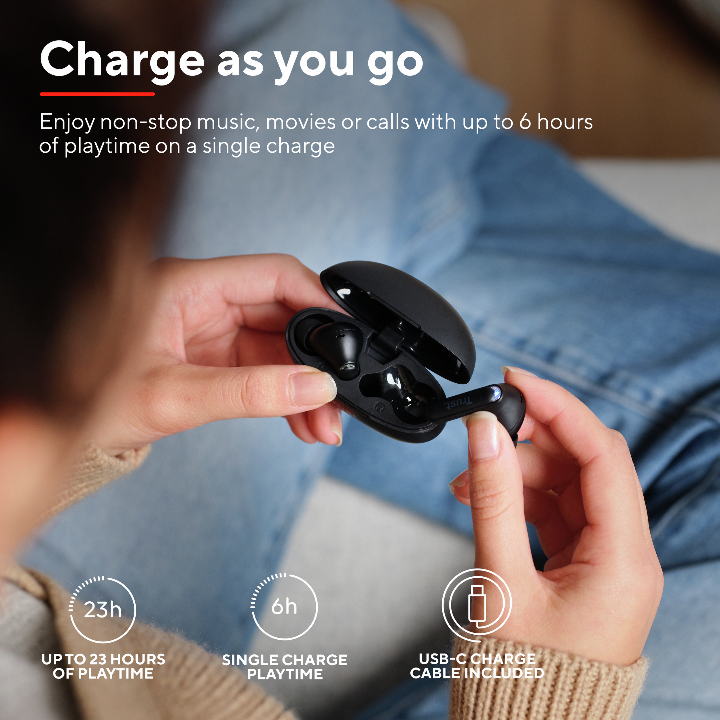 Osoba trzymająca czarne bezprzewodowe słuchawki z etui ładującym. Tekst: Ładuj w podróży, do 6 godzin odtwarzania.