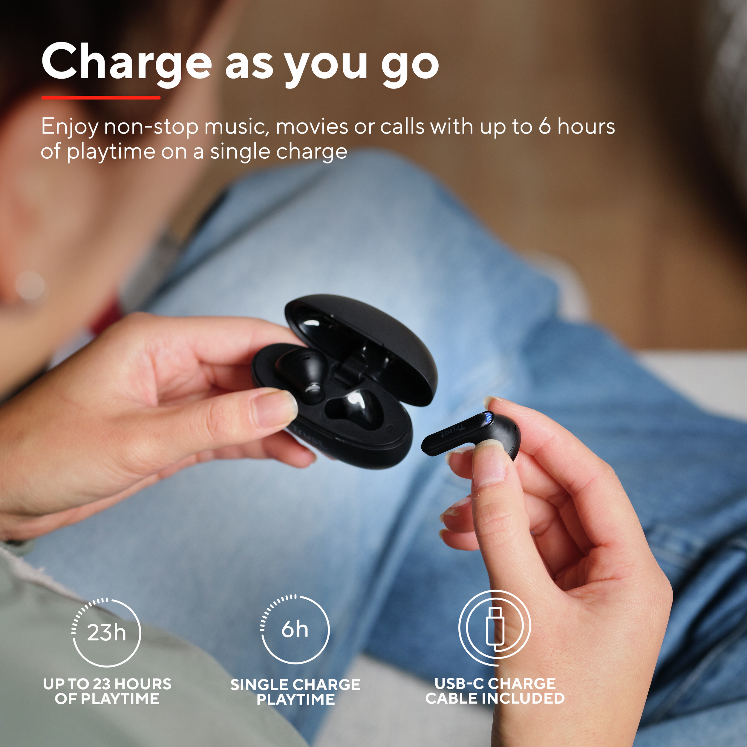 Dłonie trzymające słuchawki w etui ładującym z tekstem: Ładuj w podróży. Do 6 godzin.