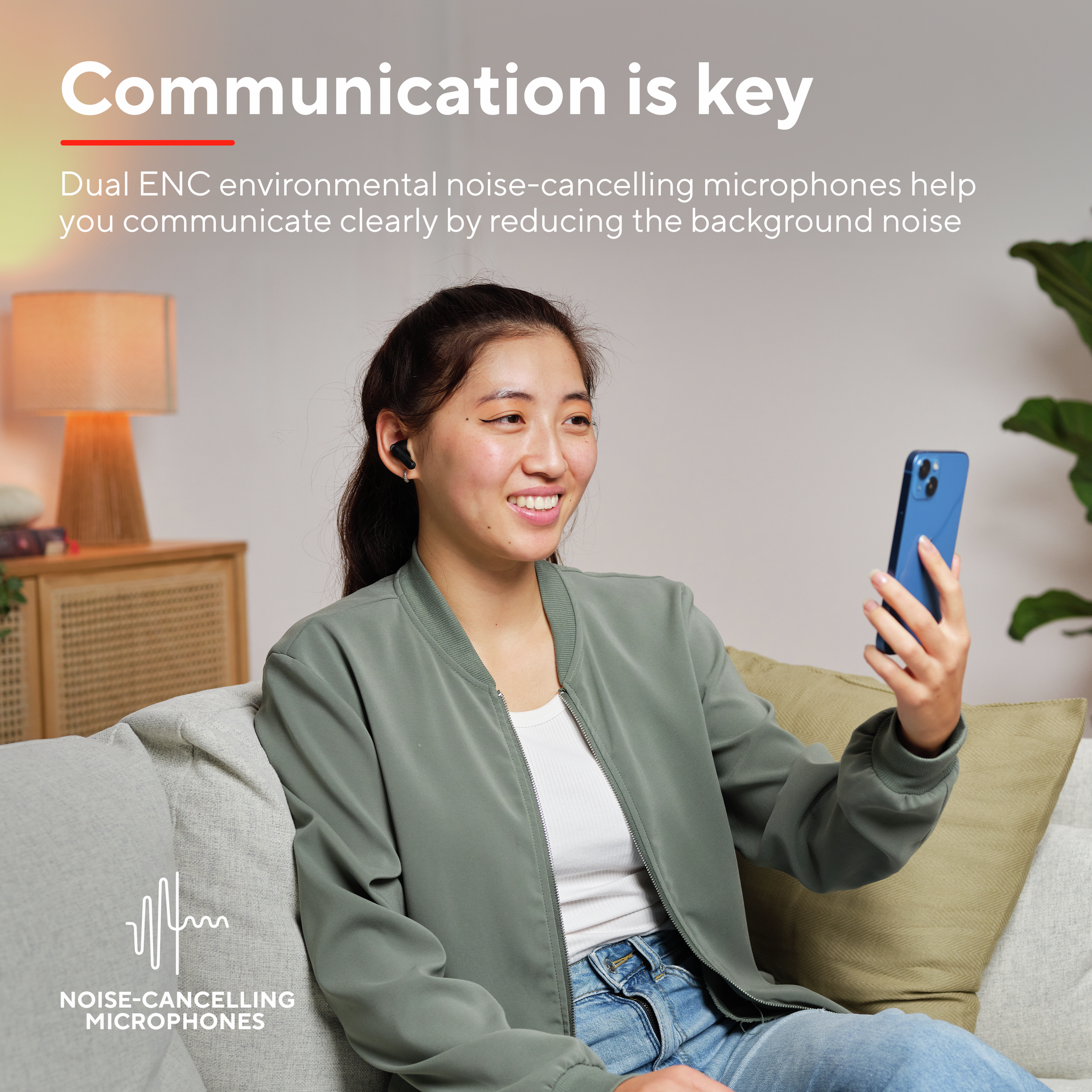 Kobieta trzyma niebieski telefon. Tekst brzmi 'Komunikacja jest kluczem' i 'Mikrofony z redukcją szumów'.