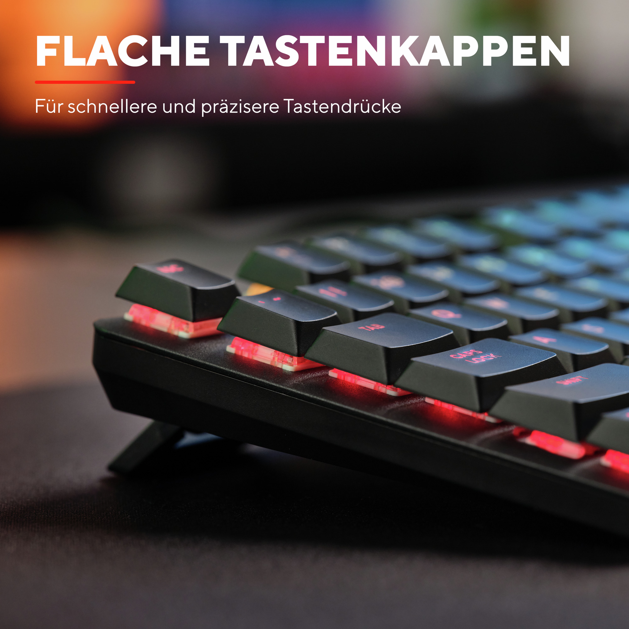 Zbliżenie czarnej klawiatury z podświetlanymi czerwonymi klawiszami, pokazujące płaskie nakładki i czarną powierzchnię.