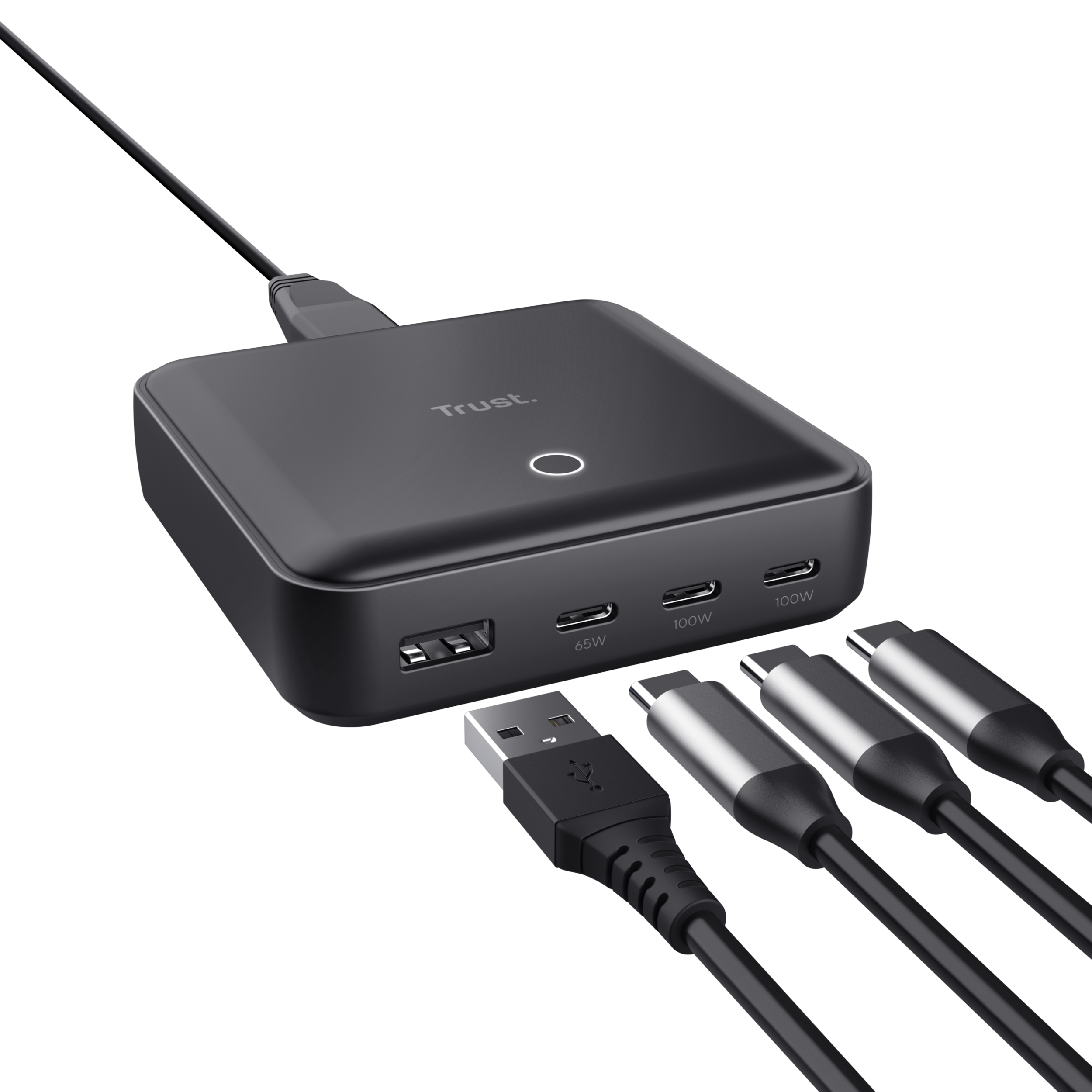 Zwarte powerbank met meerdere oplaadpoorten, USB- en USB-C-kabels aangesloten, geïsoleerd op zwarte achtergrond.