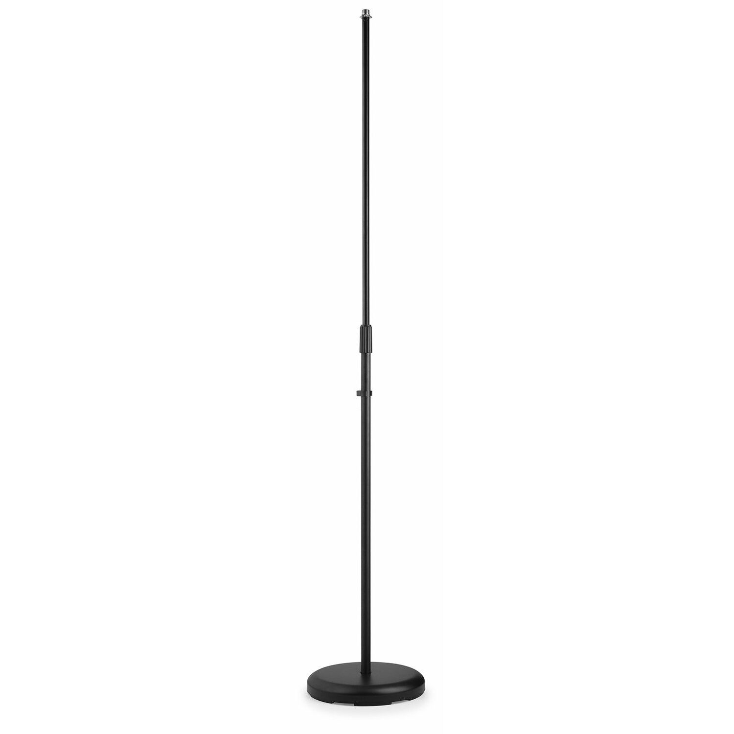 Soporte de micrófono de metal negro sobre fondo blanco. El soporte es alto y tiene una base redonda.