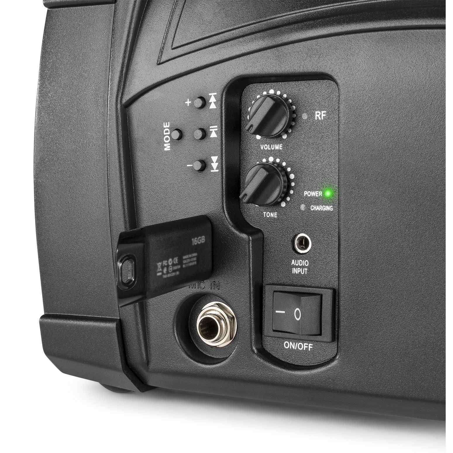 Primer plano del panel trasero del altavoz con controles.