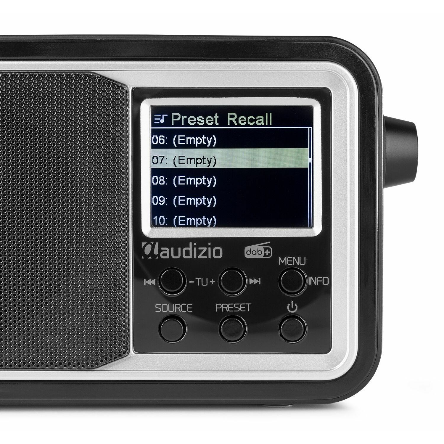Nahaufnahme eines schwarz-silbernen Radios mit einem Bildschirm, der voreingestellte Sender anzeigt.