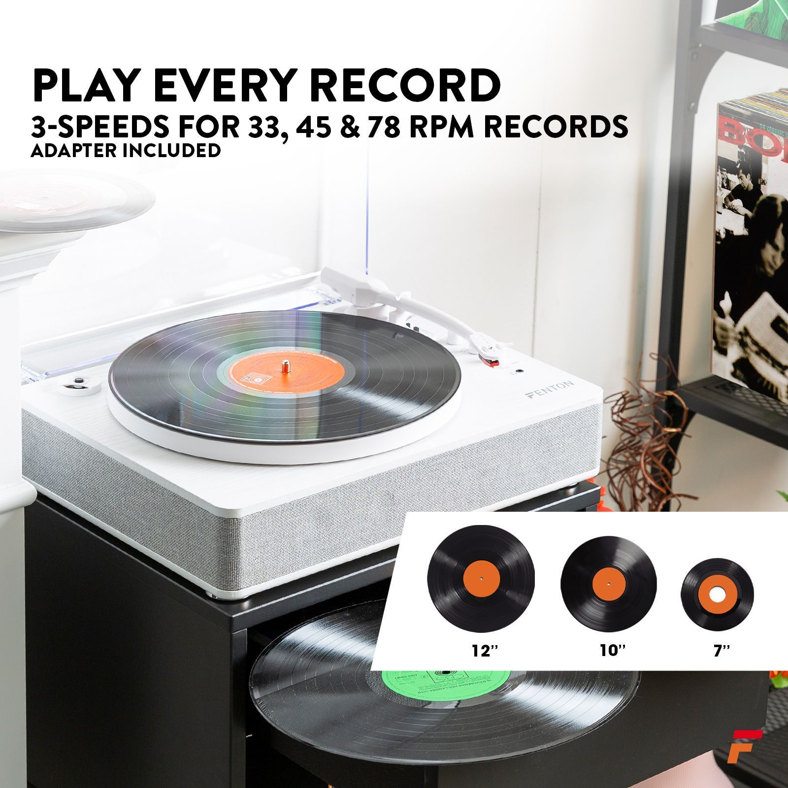 Plattenspieler mit Schallplatten, darunter drei Vinylplatten verschiedener Größen.